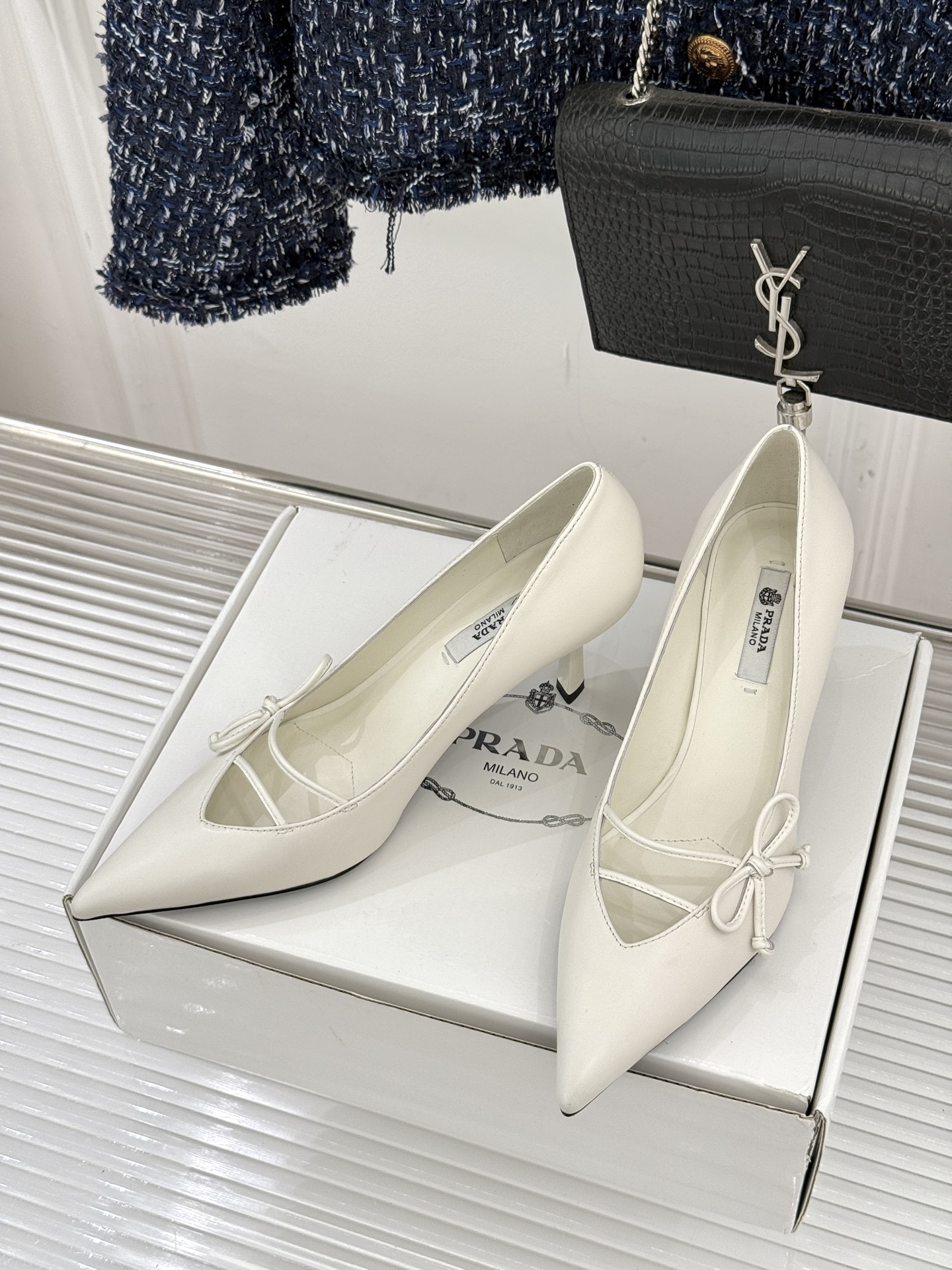 （要飞机盒加10）Prada/普拉达26WF早春新品尖头高跟鞋当亮橙色秀场的阳光穿透钢窗这双走秀高跟鞋踏