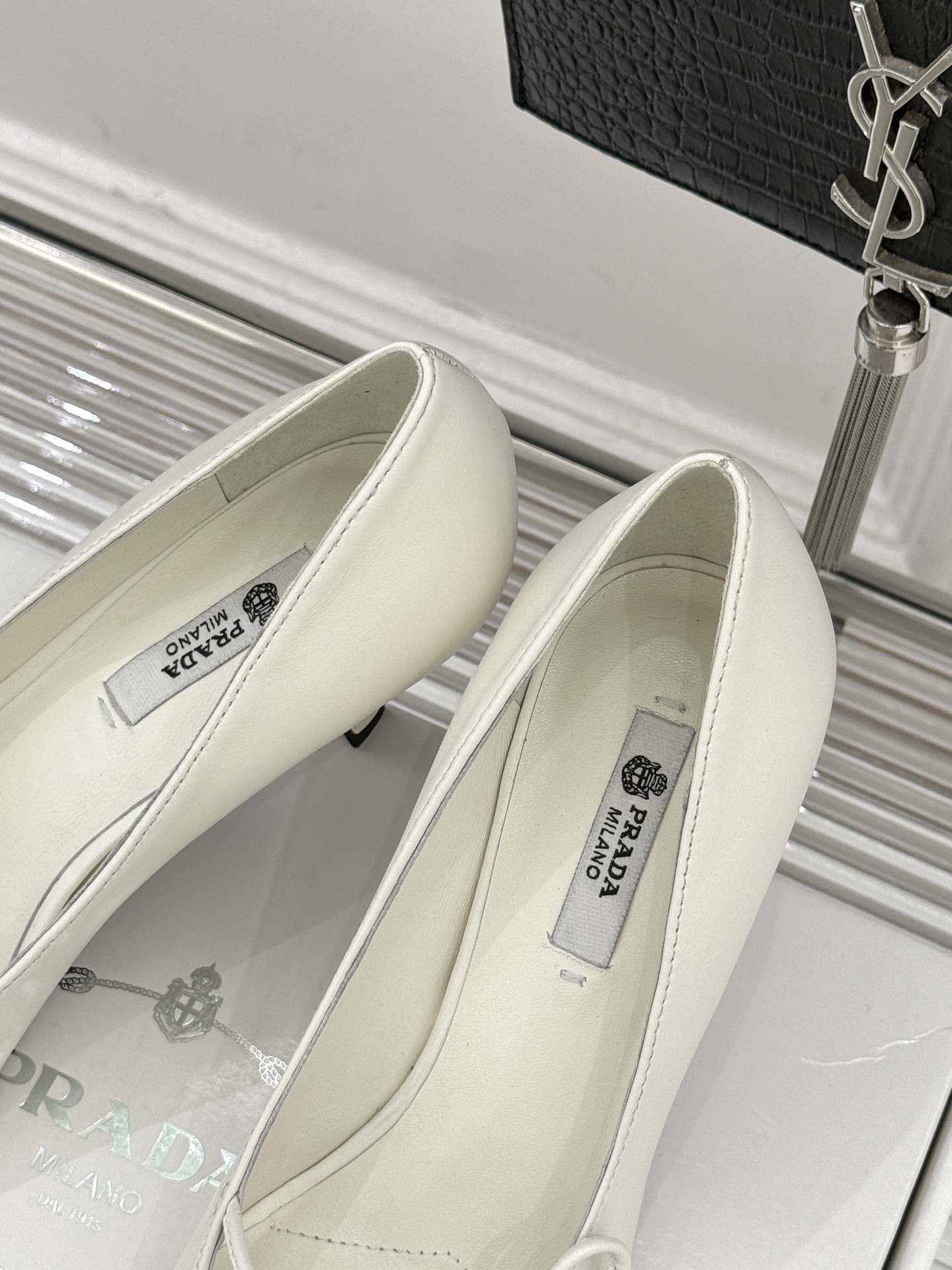 （要飞机盒加10）Prada/普拉达26WF早春新品尖头高跟鞋当亮橙色秀场的阳光穿透钢窗这双走秀高跟鞋踏