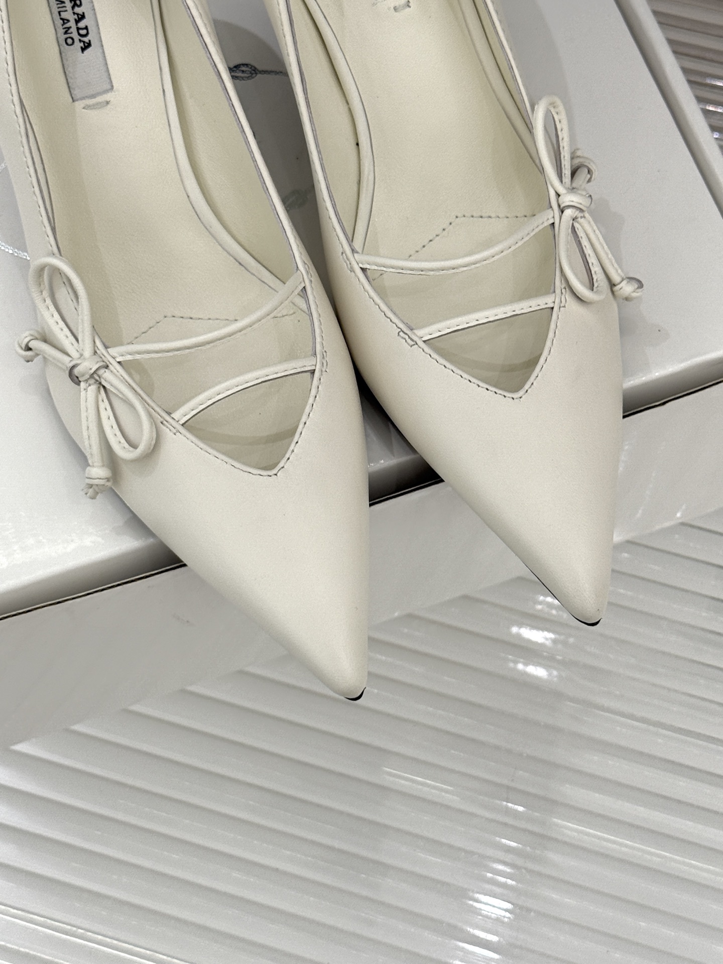 （要飞机盒加10）Prada/普拉达26WF早春新品尖头高跟鞋当亮橙色秀场的阳光穿透钢窗这双走秀高跟鞋踏