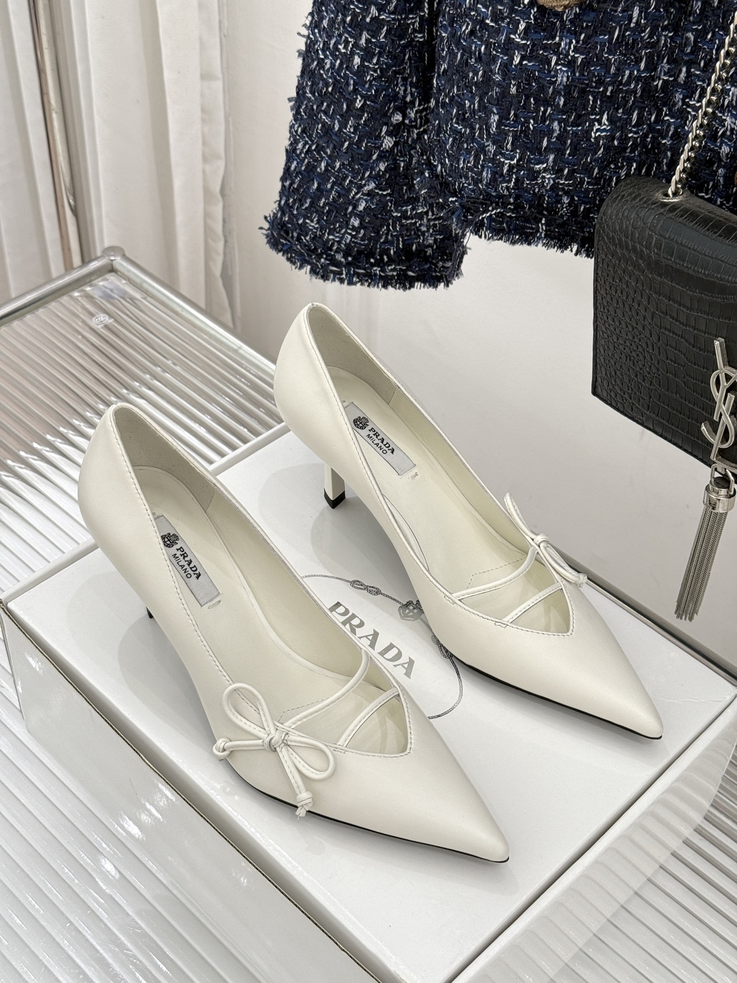 （要飞机盒加10）Prada/普拉达26WF早春新品尖头高跟鞋当亮橙色秀场的阳光穿透钢窗这双走秀高跟鞋踏