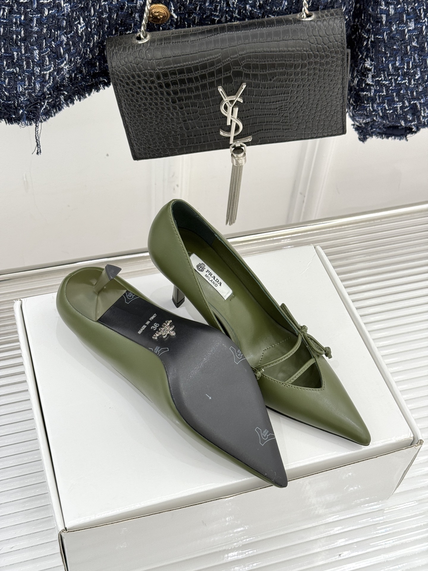 （要飞机盒加10）Prada/普拉达26WF早春新品尖头高跟鞋当亮橙色秀场的阳光穿透钢窗这双走秀高跟鞋踏