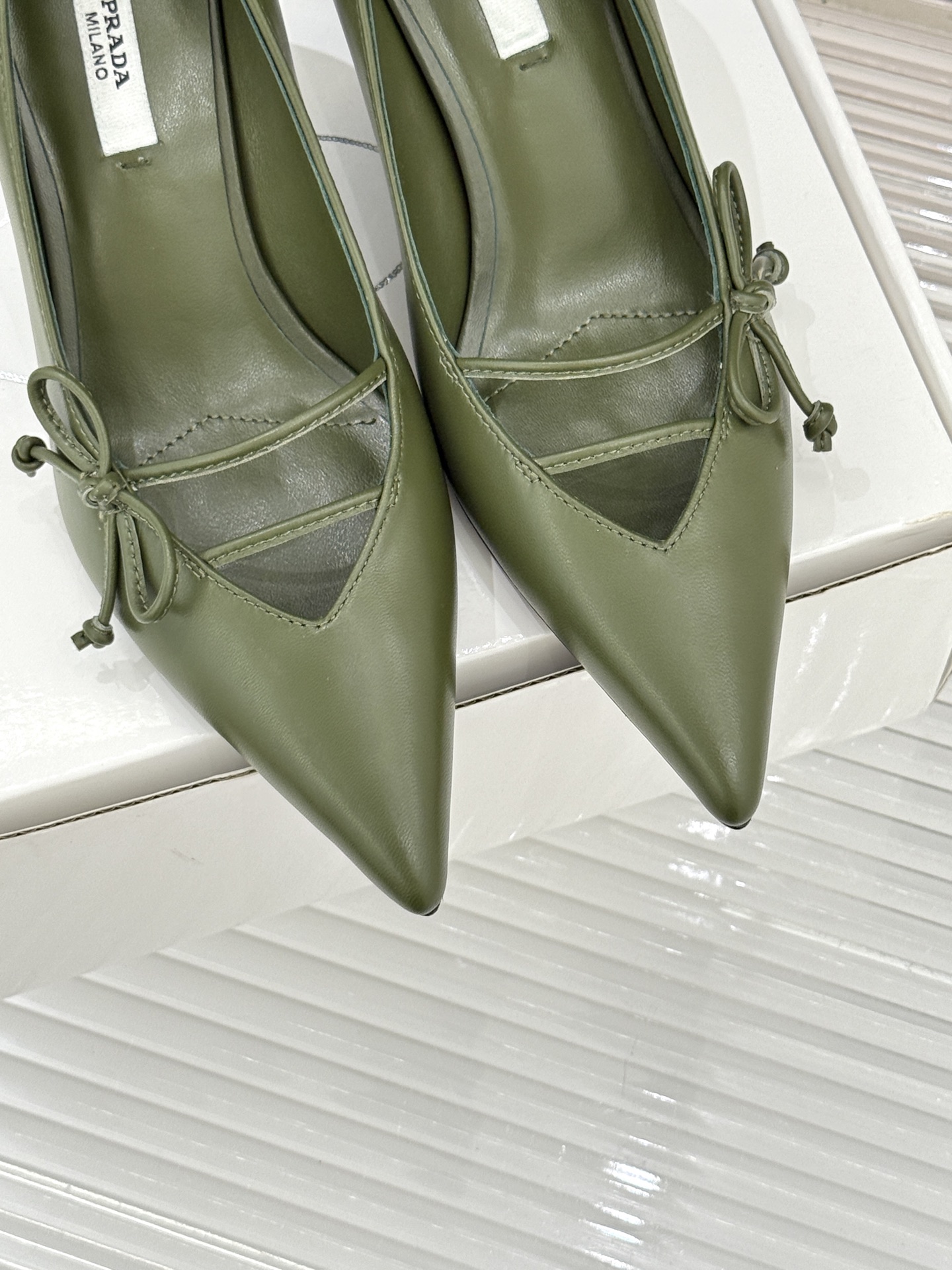 （要飞机盒加10）Prada/普拉达26WF早春新品尖头高跟鞋当亮橙色秀场的阳光穿透钢窗这双走秀高跟鞋踏