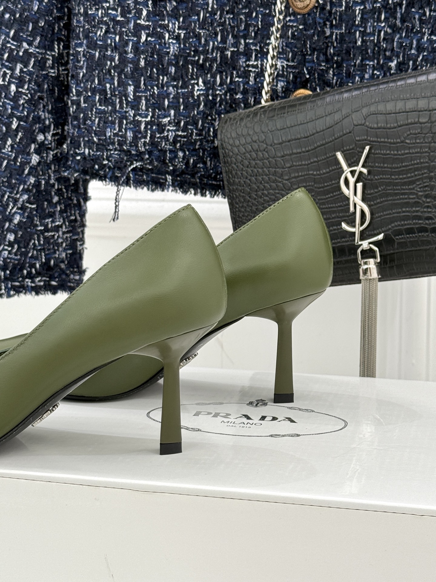 （要飞机盒加10）Prada/普拉达26WF早春新品尖头高跟鞋当亮橙色秀场的阳光穿透钢窗这双走秀高跟鞋踏