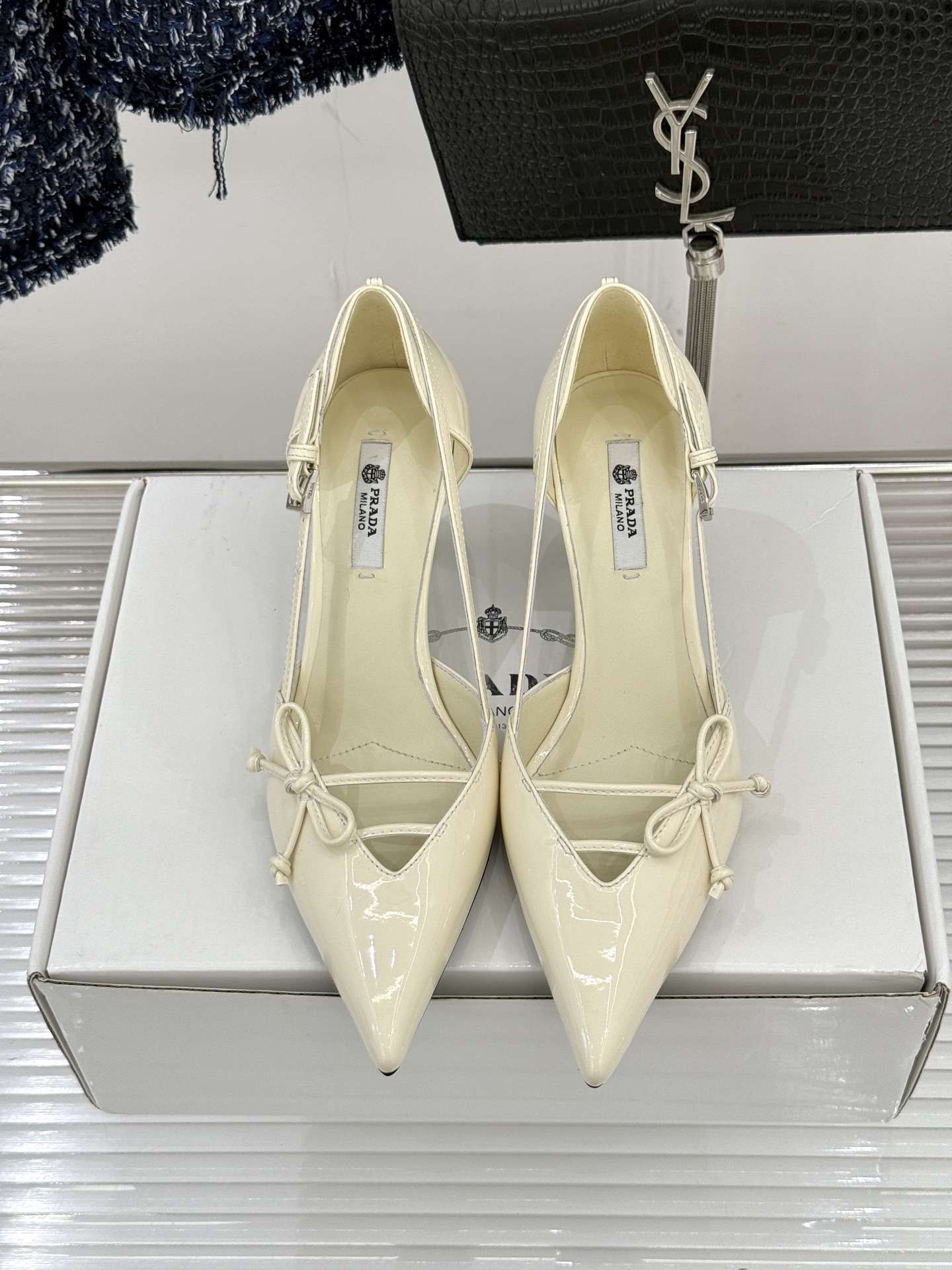 （要飞机盒加10）Prada/普拉达26WF早春新品尖头中空凉鞋高跟鞋当亮橙色秀场的阳光穿透钢窗这双走秀