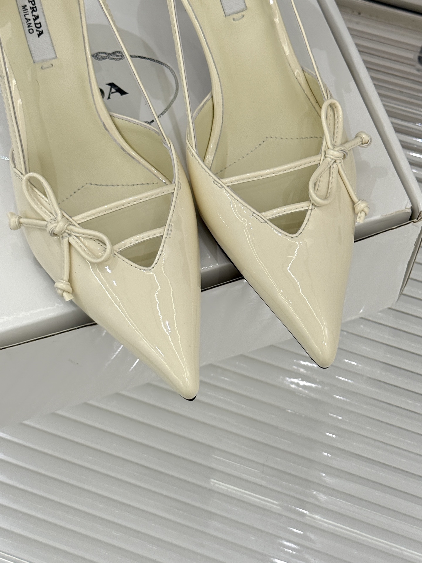 （要飞机盒加10）Prada/普拉达26WF早春新品尖头中空凉鞋高跟鞋当亮橙色秀场的阳光穿透钢窗这双走秀