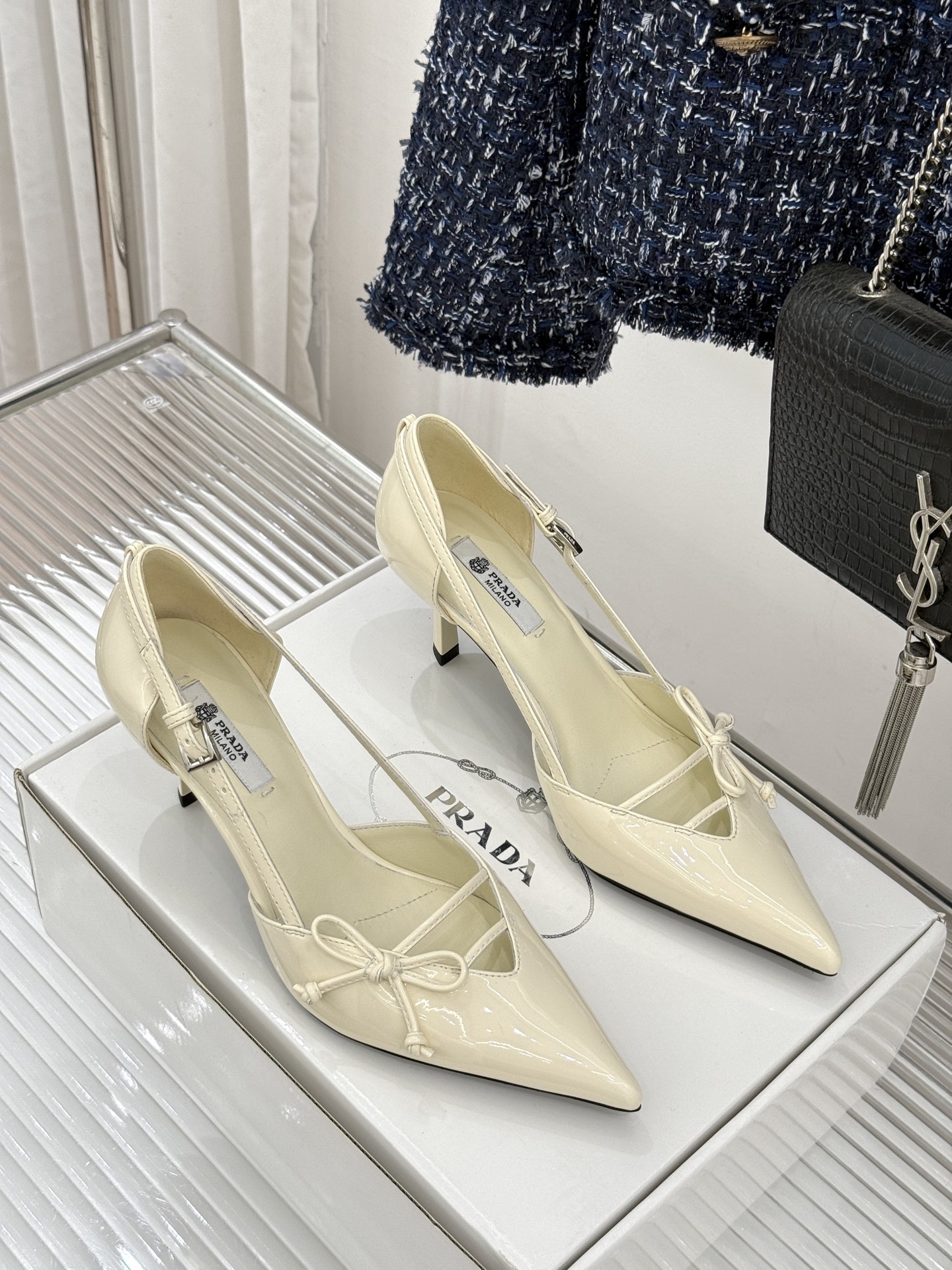 （要飞机盒加10）Prada/普拉达26WF早春新品尖头中空凉鞋高跟鞋当亮橙色秀场的阳光穿透钢窗这双走秀