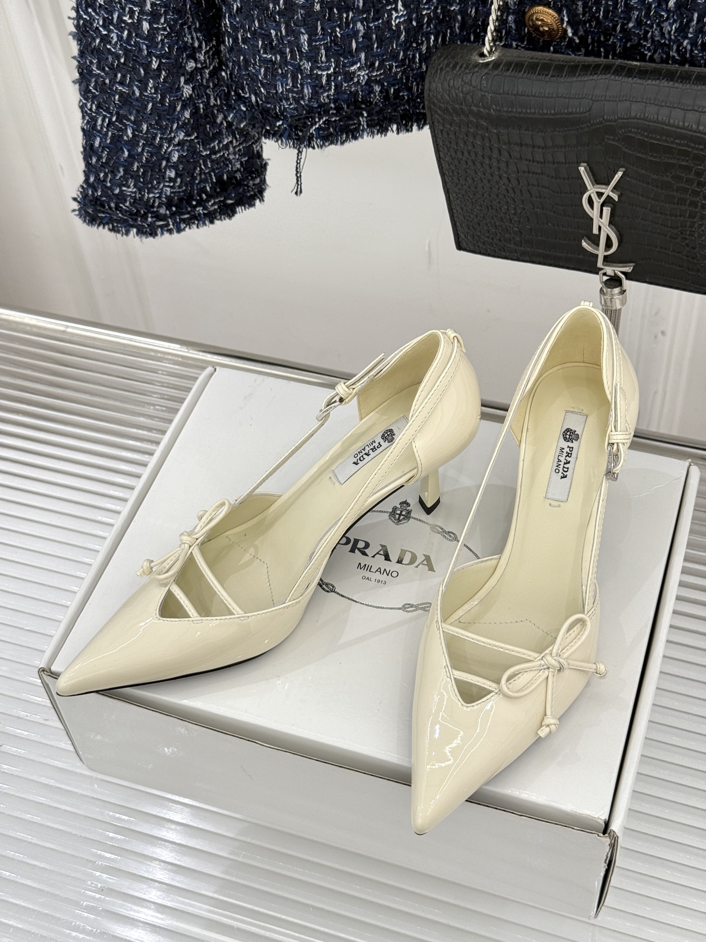 （要飞机盒加10）Prada/普拉达26WF早春新品尖头中空凉鞋高跟鞋当亮橙色秀场的阳光穿透钢窗这双走秀