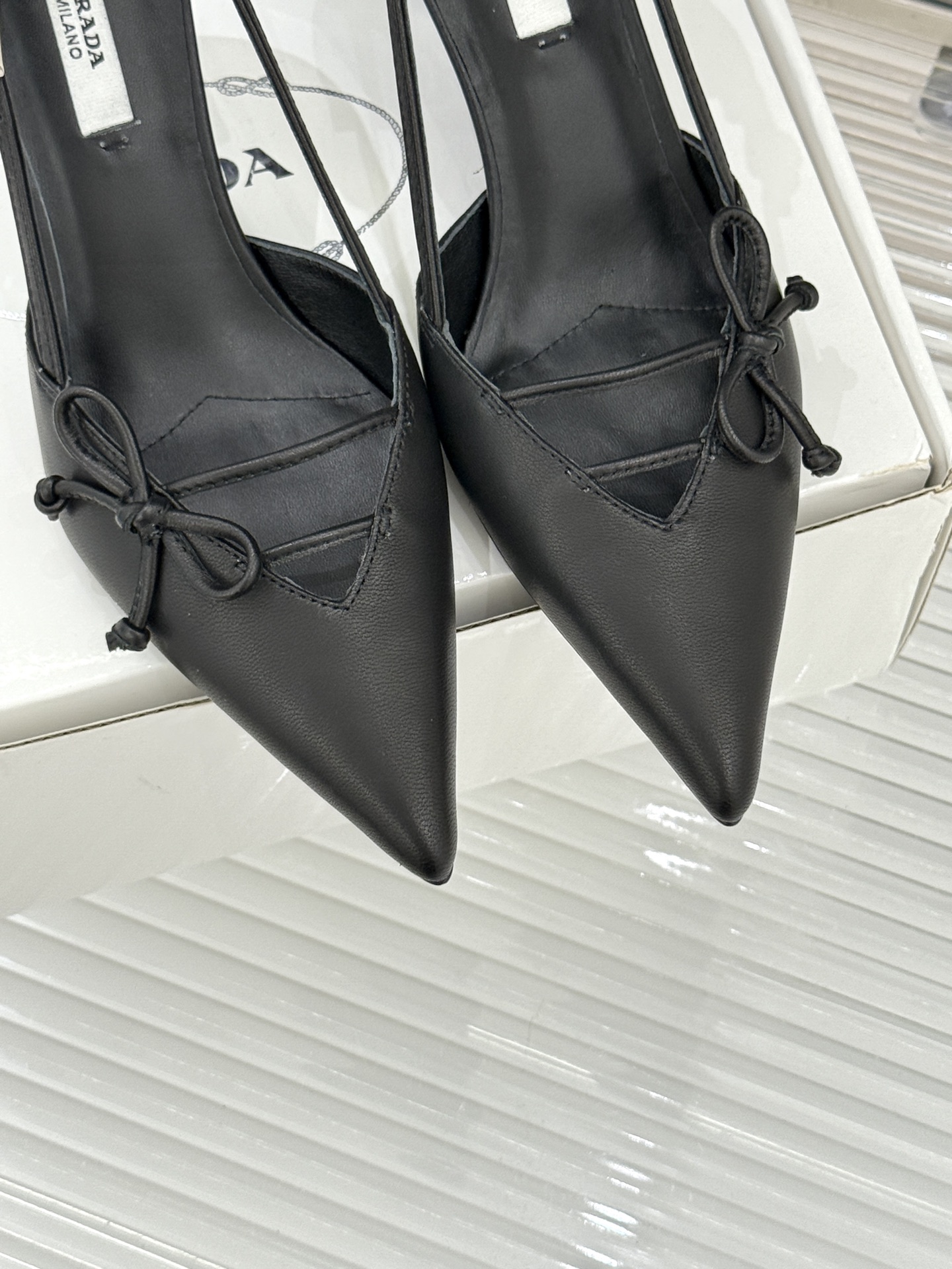 （要飞机盒加10）Prada/普拉达26WF早春新品尖头中空凉鞋高跟鞋当亮橙色秀场的阳光穿透钢窗这双走秀