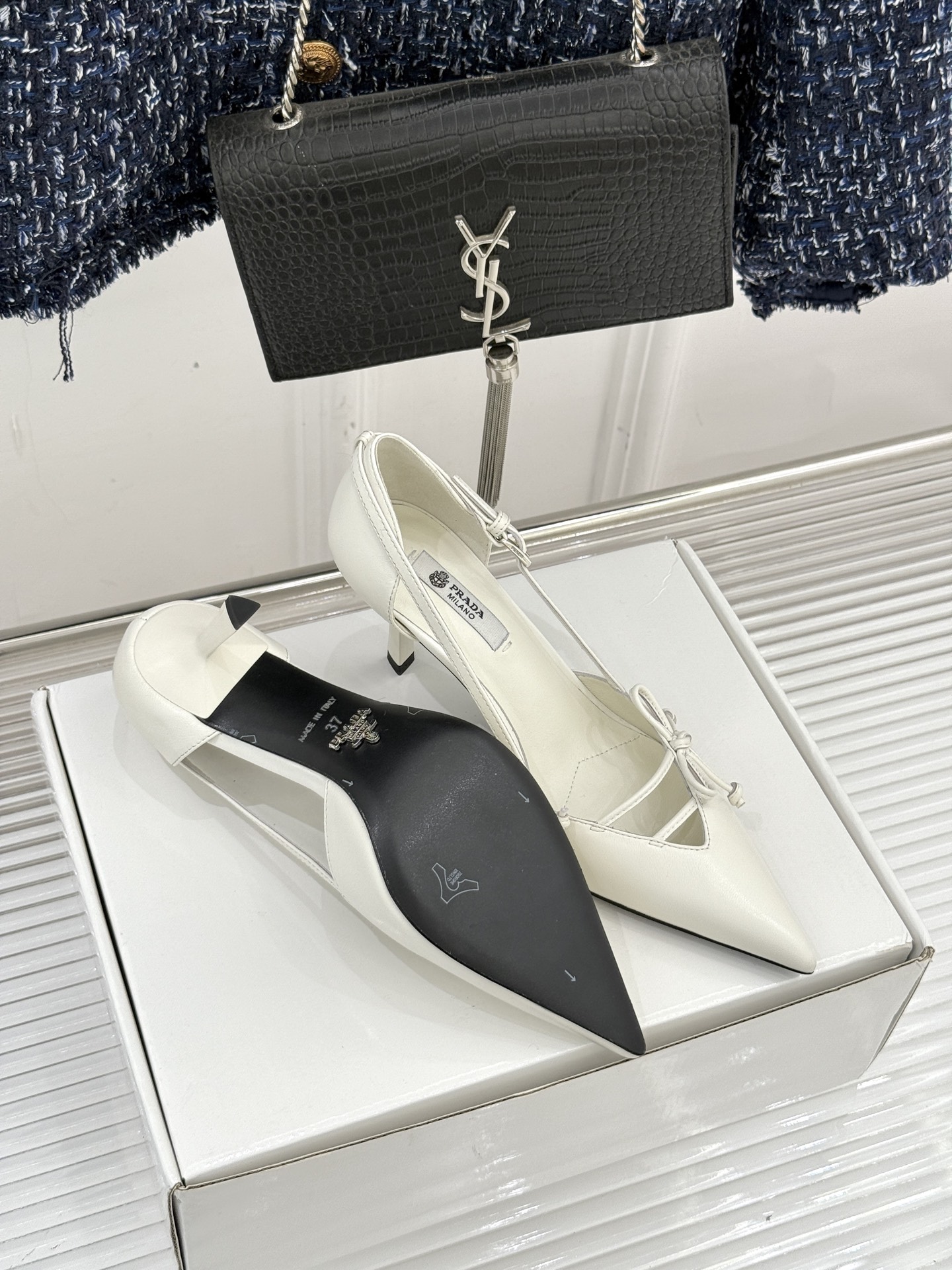 （要飞机盒加10）Prada/普拉达26WF早春新品尖头中空凉鞋高跟鞋当亮橙色秀场的阳光穿透钢窗这双走秀