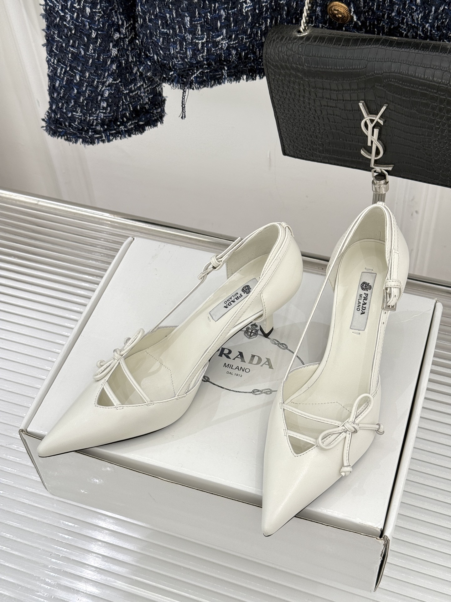 （要飞机盒加10）Prada/普拉达26WF早春新品尖头中空凉鞋高跟鞋当亮橙色秀场的阳光穿透钢窗这双走秀