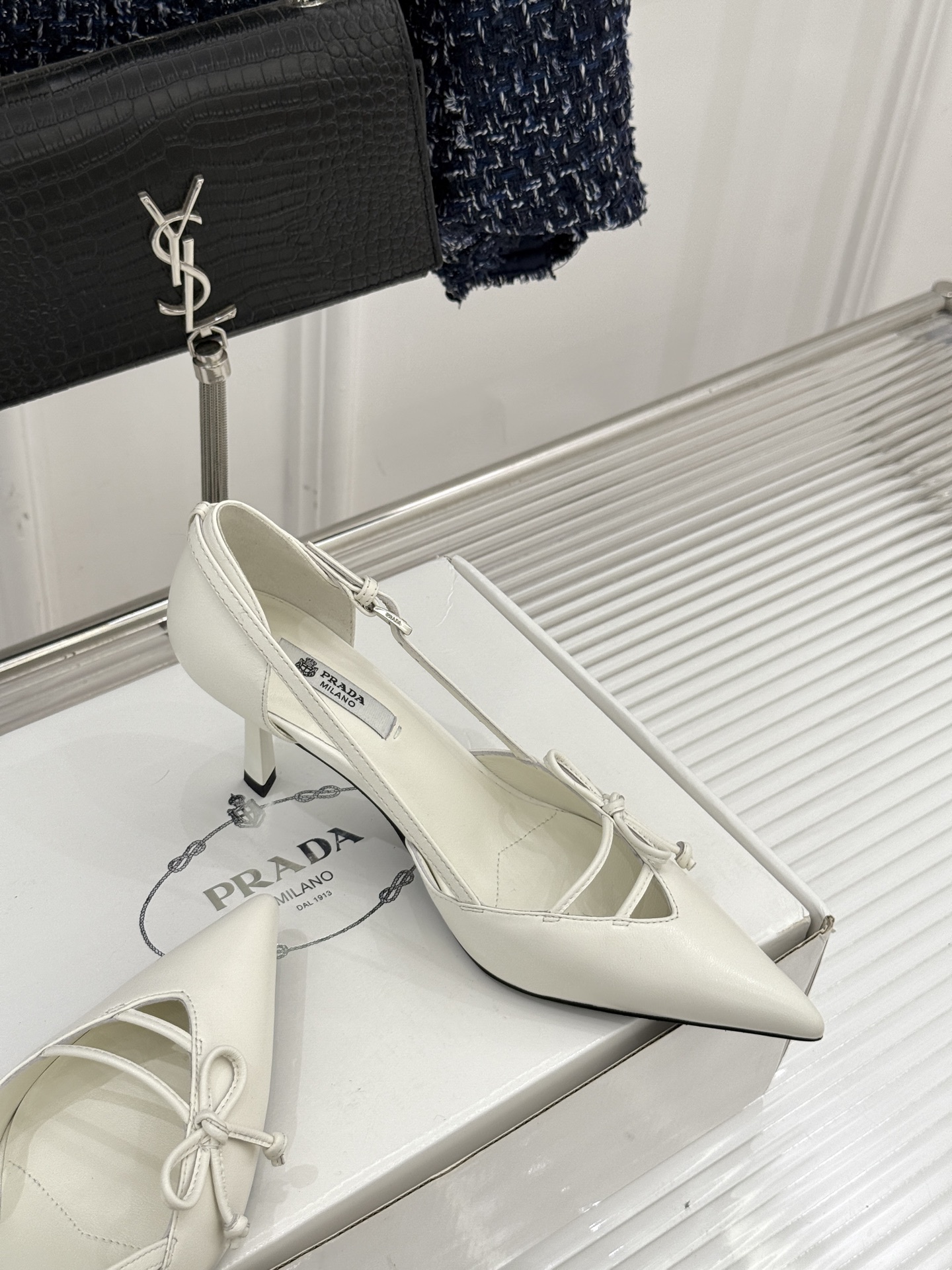 （要飞机盒加10）Prada/普拉达26WF早春新品尖头中空凉鞋高跟鞋当亮橙色秀场的阳光穿透钢窗这双走秀