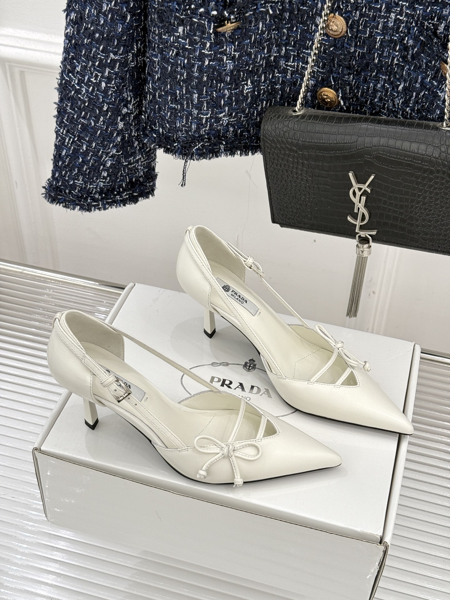 （要飞机盒加10）Prada/普拉达26WF早春新品尖头中空凉鞋高跟鞋当亮橙色秀场的阳光穿透钢窗这双走秀