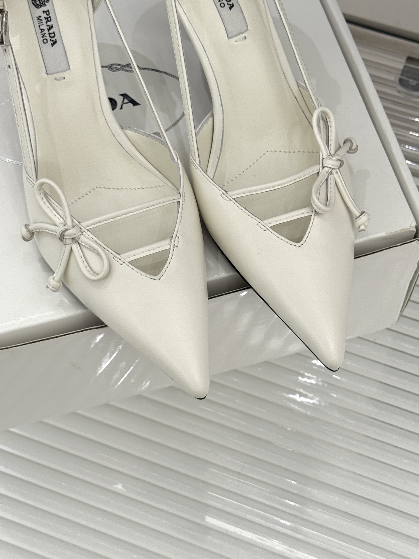 （要飞机盒加10）Prada/普拉达26WF早春新品尖头中空凉鞋高跟鞋当亮橙色秀场的阳光穿透钢窗这双走秀