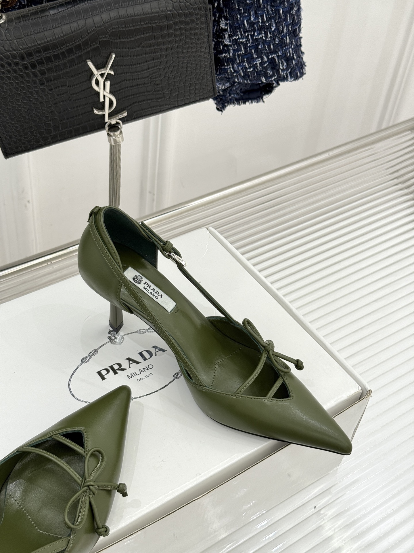 （要飞机盒加10）Prada/普拉达26WF早春新品尖头中空凉鞋高跟鞋当亮橙色秀场的阳光穿透钢窗这双走秀