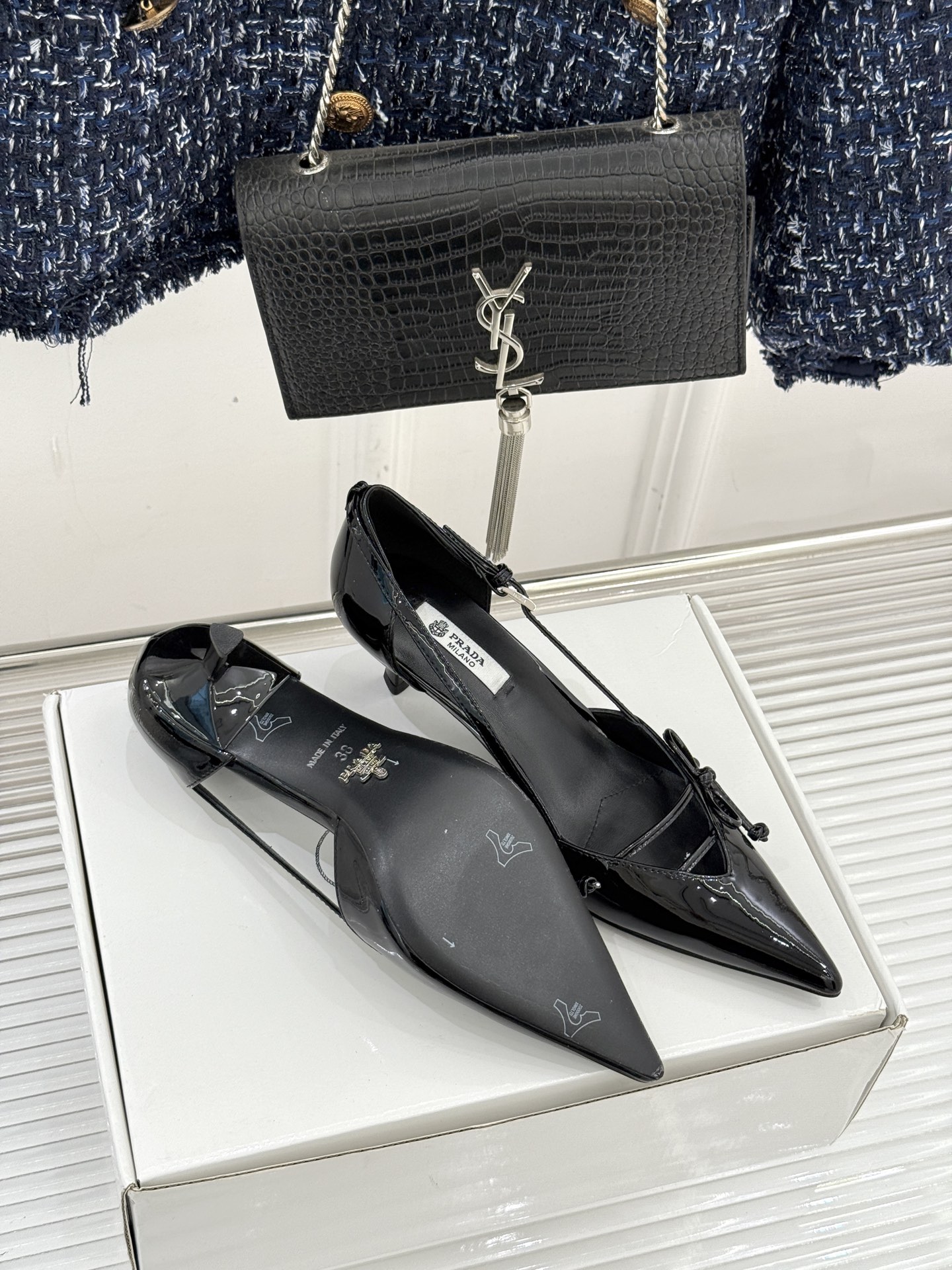 （要飞机盒加10）Prada/普拉达26WF早春新品尖头中空凉鞋高跟鞋当亮橙色秀场的阳光穿透钢窗这双走秀