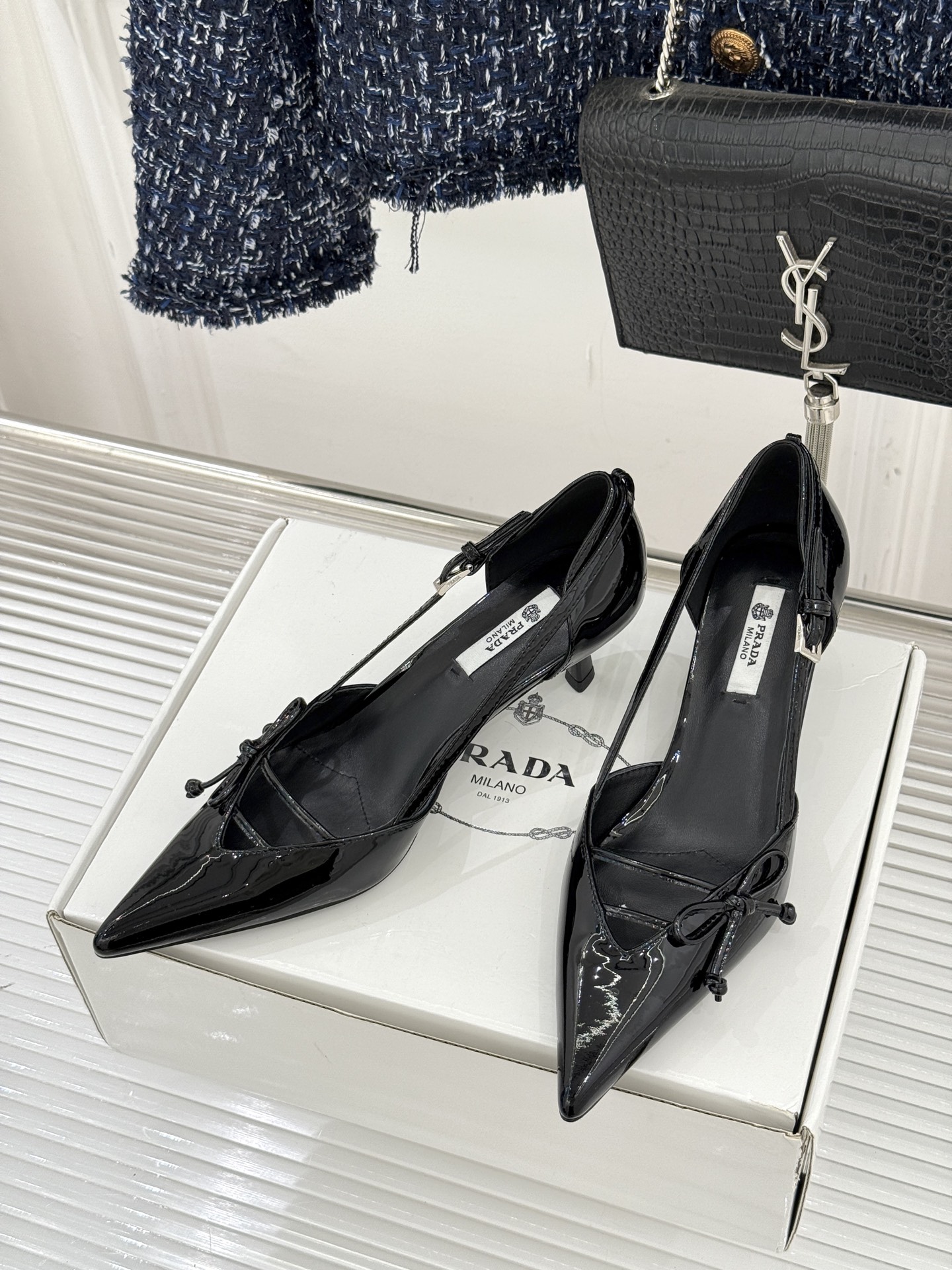 （要飞机盒加10）Prada/普拉达26WF早春新品尖头中空凉鞋高跟鞋当亮橙色秀场的阳光穿透钢窗这双走秀