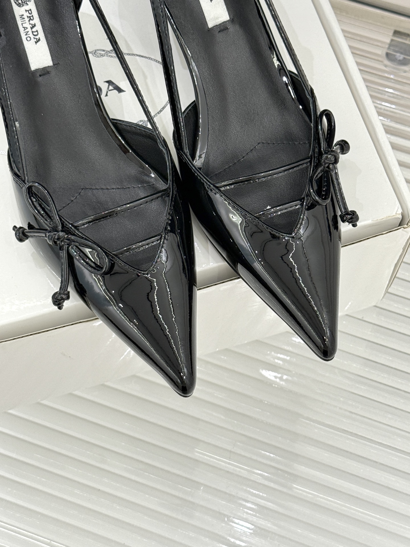 （要飞机盒加10）Prada/普拉达26WF早春新品尖头中空凉鞋高跟鞋当亮橙色秀场的阳光穿透钢窗这双走秀