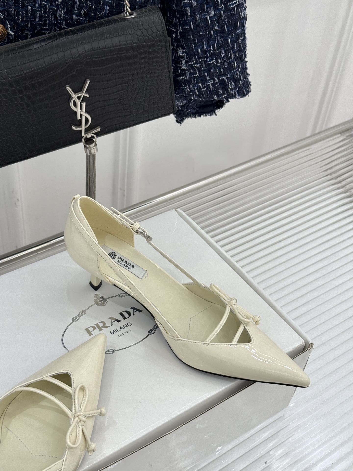 （要飞机盒加10）Prada/普拉达26WF早春新品尖头中空凉鞋高跟鞋当亮橙色秀场的阳光穿透钢窗这双走秀