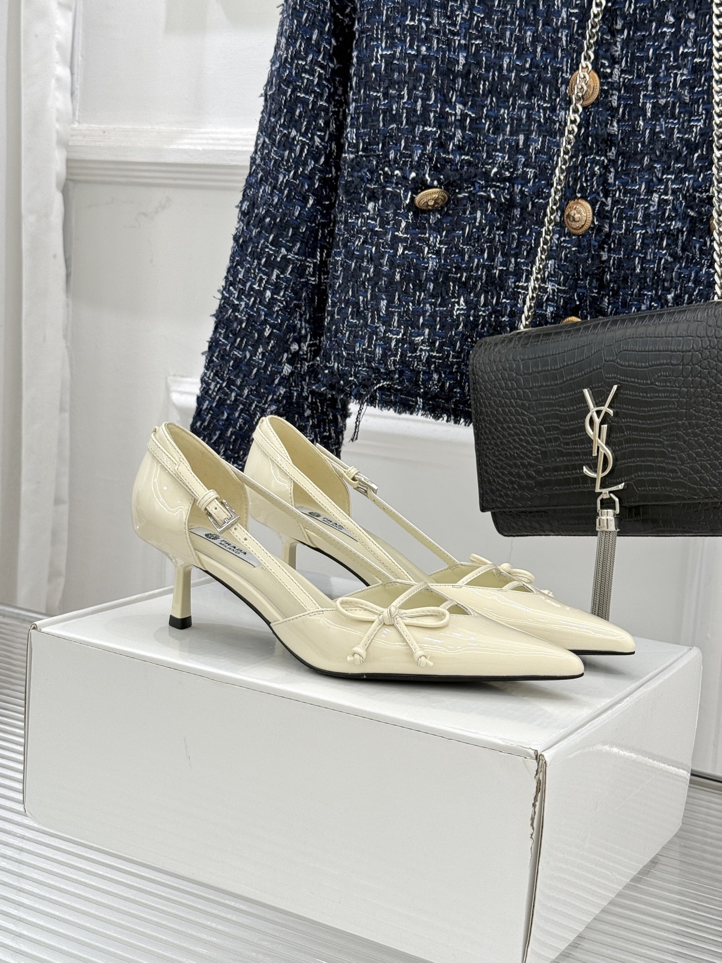 （要飞机盒加10）Prada/普拉达26WF早春新品尖头中空凉鞋高跟鞋当亮橙色秀场的阳光穿透钢窗这双走秀