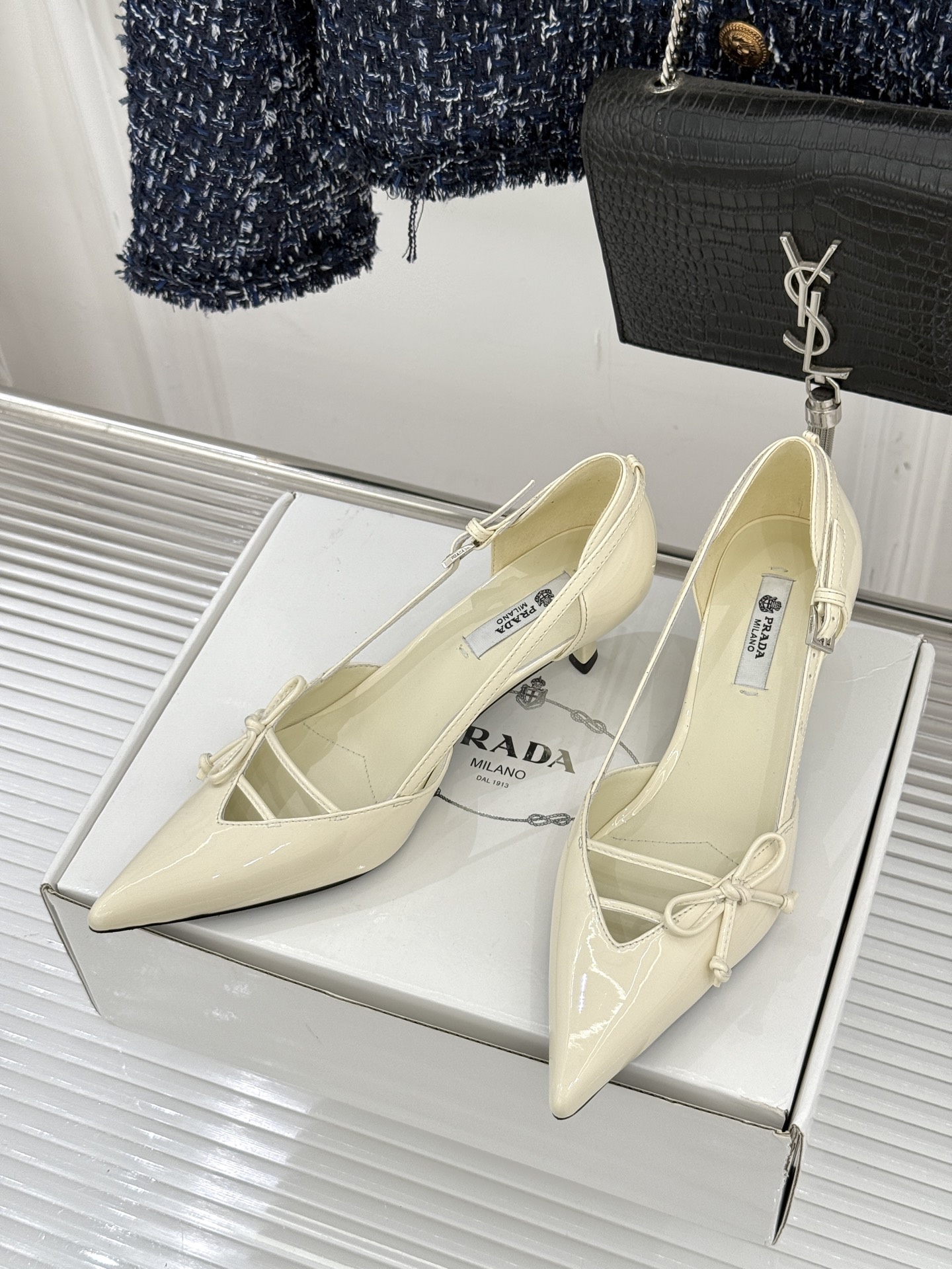 （要飞机盒加10）Prada/普拉达26WF早春新品尖头中空凉鞋高跟鞋当亮橙色秀场的阳光穿透钢窗这双走秀