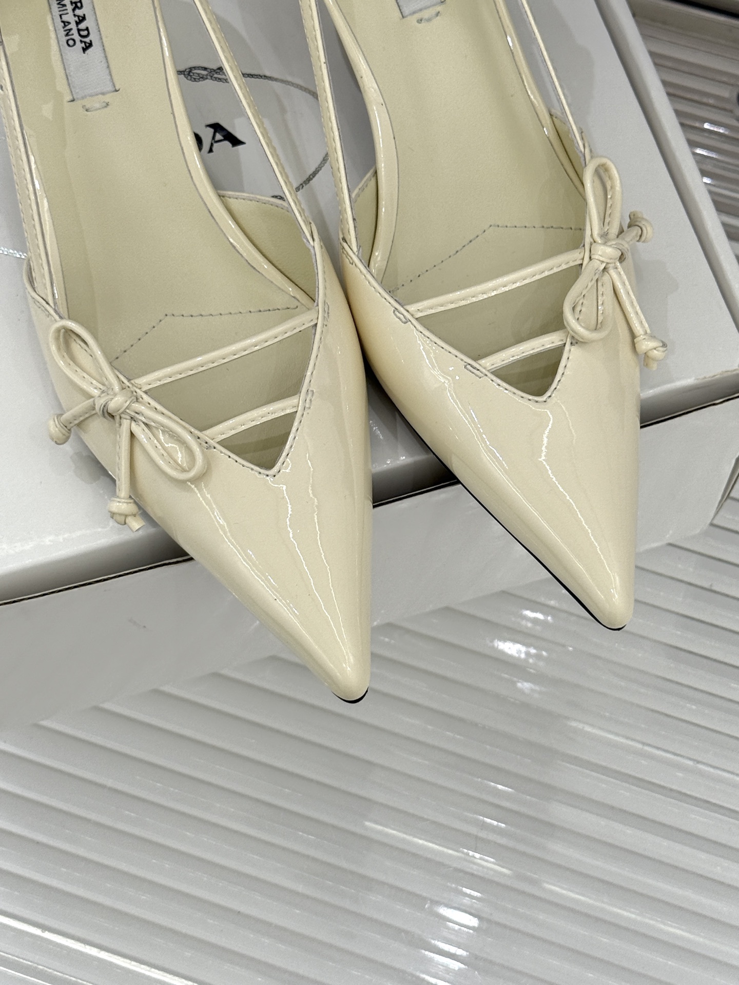 （要飞机盒加10）Prada/普拉达26WF早春新品尖头中空凉鞋高跟鞋当亮橙色秀场的阳光穿透钢窗这双走秀