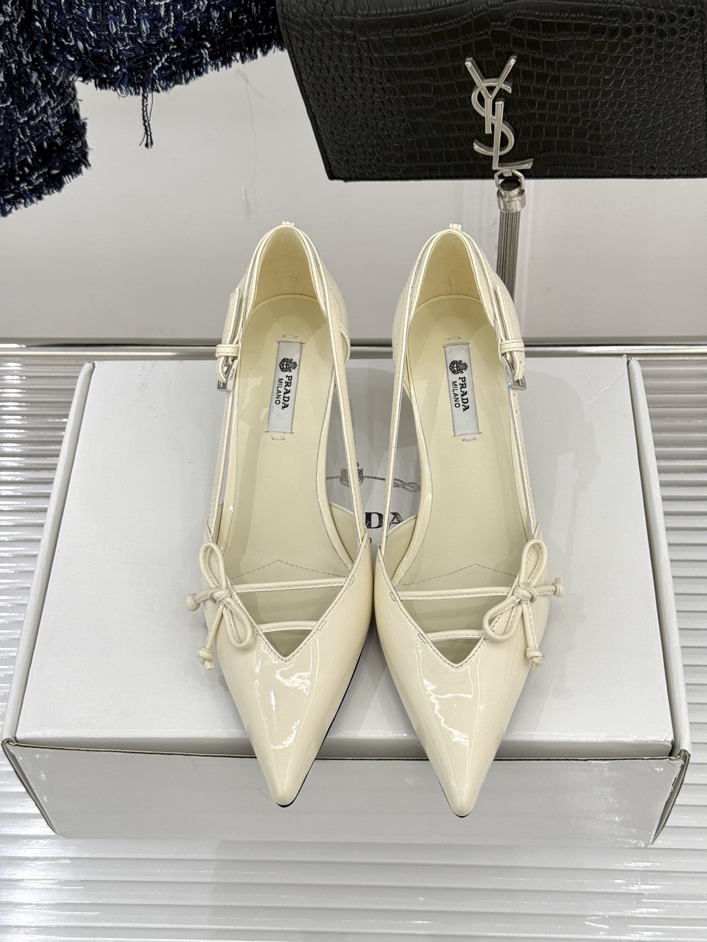 （要飞机盒加10）Prada/普拉达26WF早春新品尖头中空凉鞋高跟鞋当亮橙色秀场的阳光穿透钢窗这双走秀