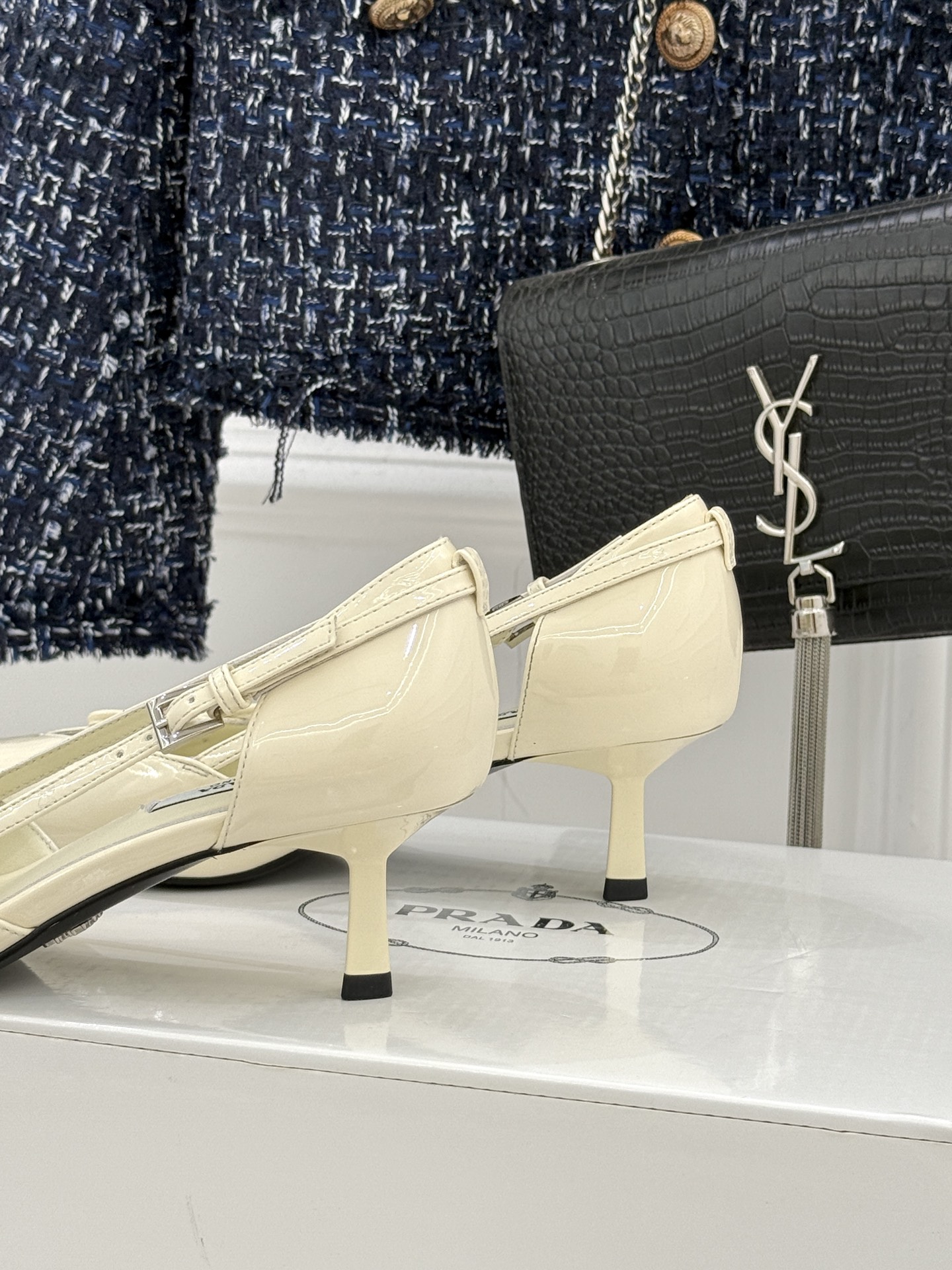 （要飞机盒加10）Prada/普拉达26WF早春新品尖头中空凉鞋高跟鞋当亮橙色秀场的阳光穿透钢窗这双走秀