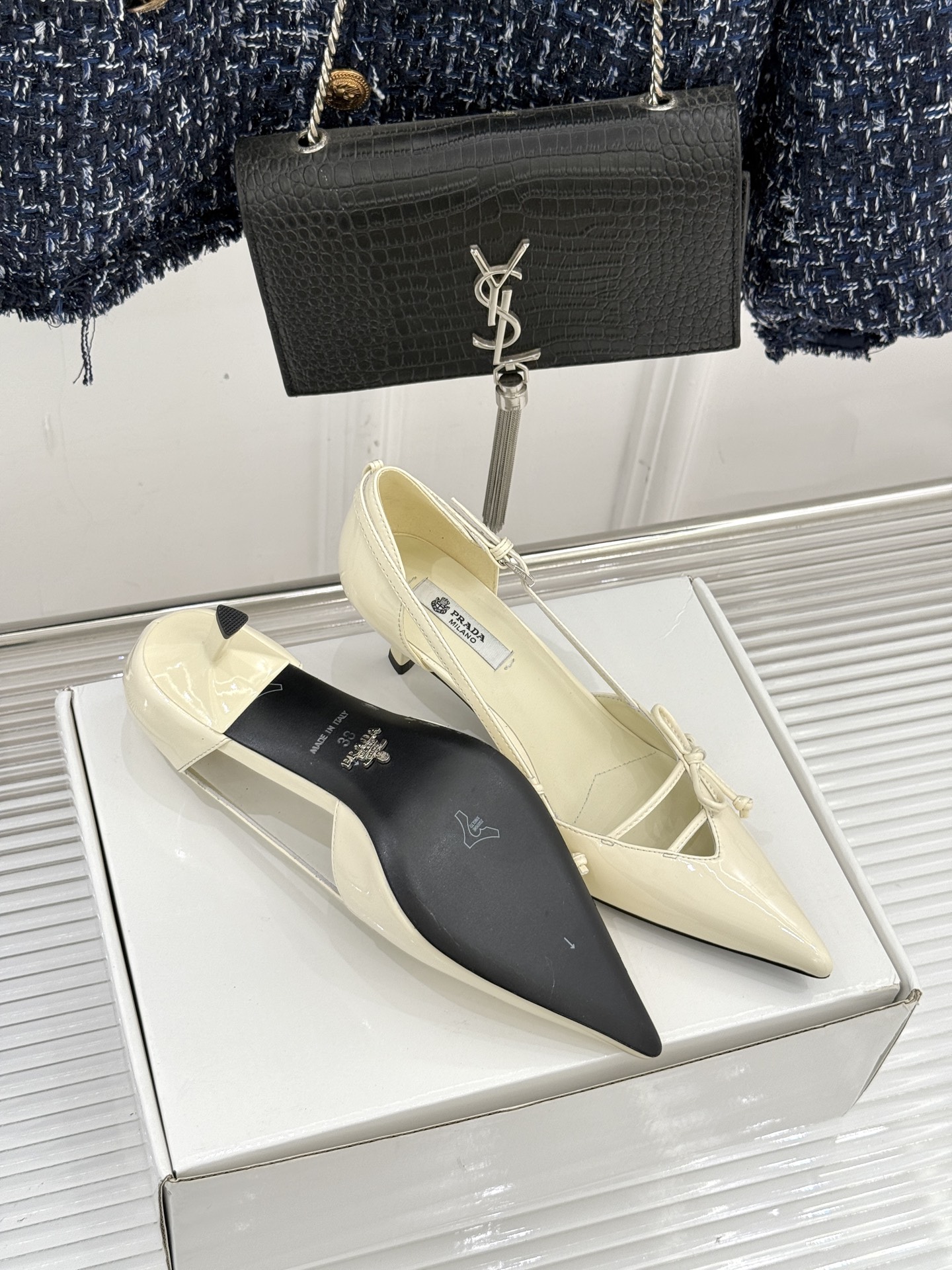 （要飞机盒加10）Prada/普拉达26WF早春新品尖头中空凉鞋高跟鞋当亮橙色秀场的阳光穿透钢窗这双走秀