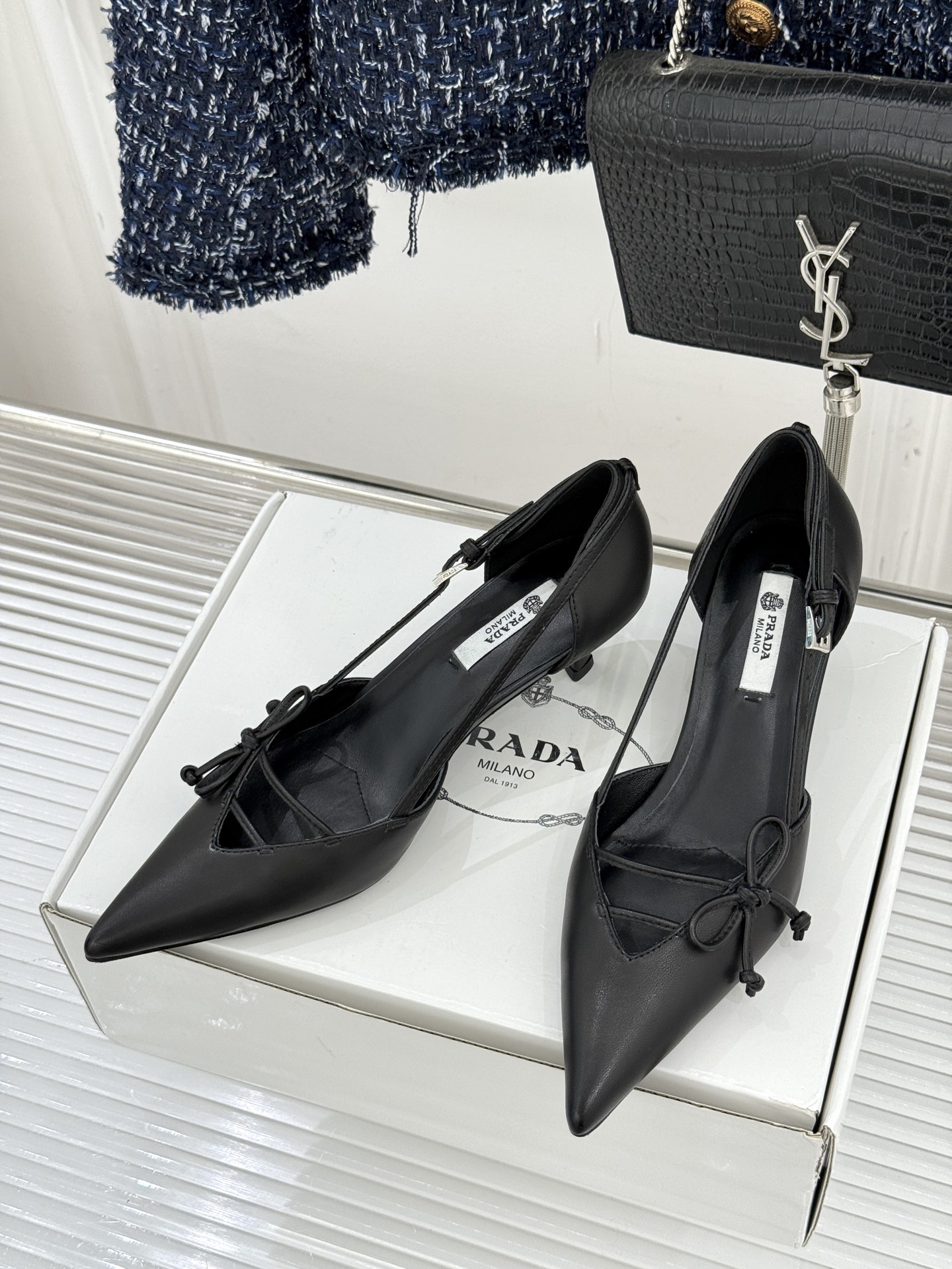 （要飞机盒加10）Prada/普拉达26WF早春新品尖头中空凉鞋高跟鞋当亮橙色秀场的阳光穿透钢窗这双走秀