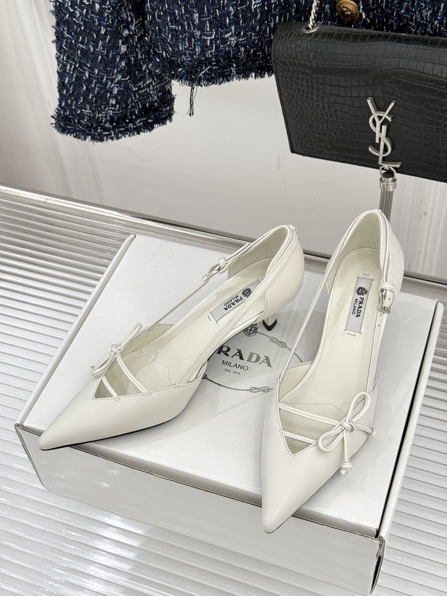 （要飞机盒加10）Prada/普拉达26WF早春新品尖头中空凉鞋高跟鞋当亮橙色秀场的阳光穿透钢窗这双走秀