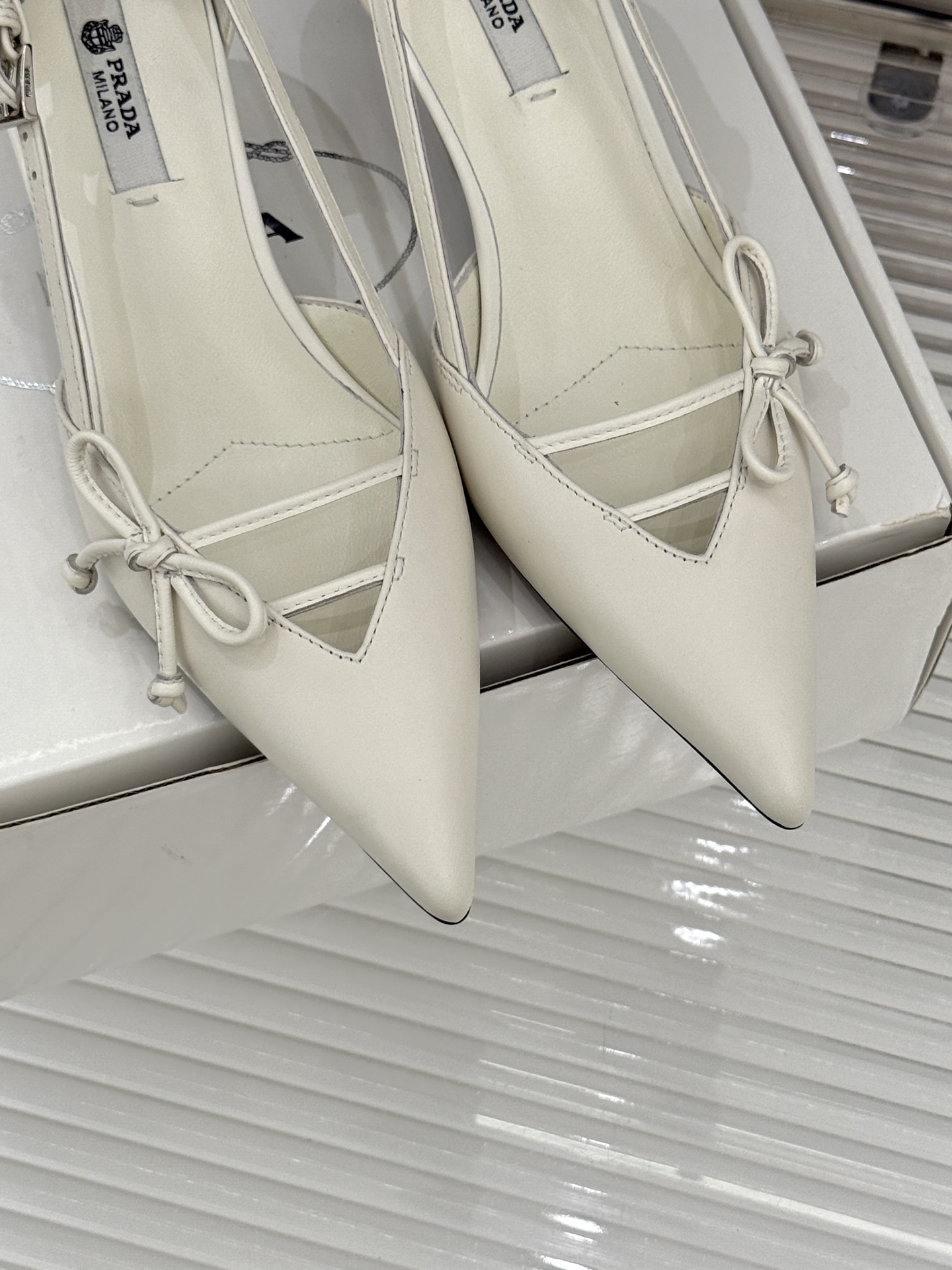 （要飞机盒加10）Prada/普拉达26WF早春新品尖头中空凉鞋高跟鞋当亮橙色秀场的阳光穿透钢窗这双走秀