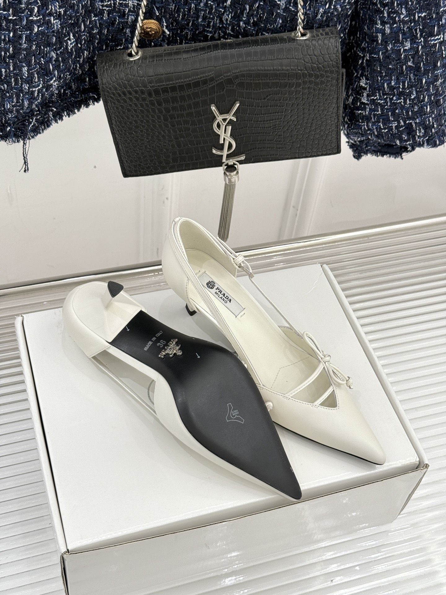 （要飞机盒加10）Prada/普拉达26WF早春新品尖头中空凉鞋高跟鞋当亮橙色秀场的阳光穿透钢窗这双走秀