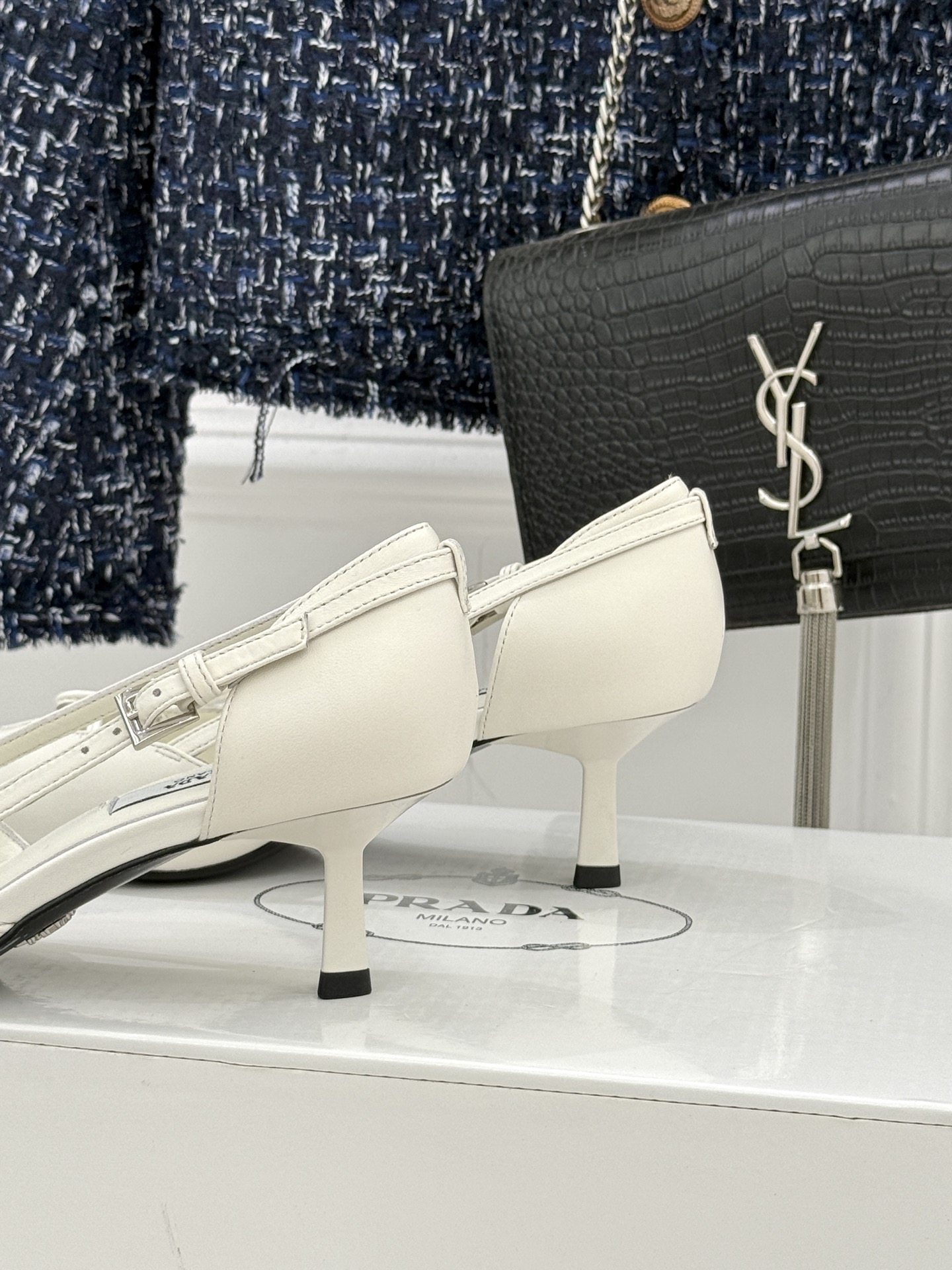 （要飞机盒加10）Prada/普拉达26WF早春新品尖头中空凉鞋高跟鞋当亮橙色秀场的阳光穿透钢窗这双走秀