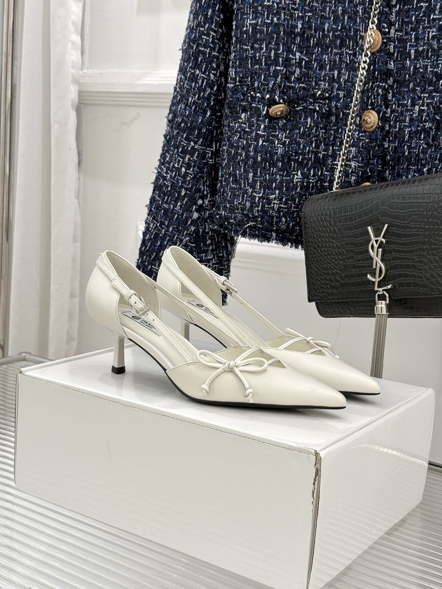 （要飞机盒加10）Prada/普拉达26WF早春新品尖头中空凉鞋高跟鞋当亮橙色秀场的阳光穿透钢窗这双走秀