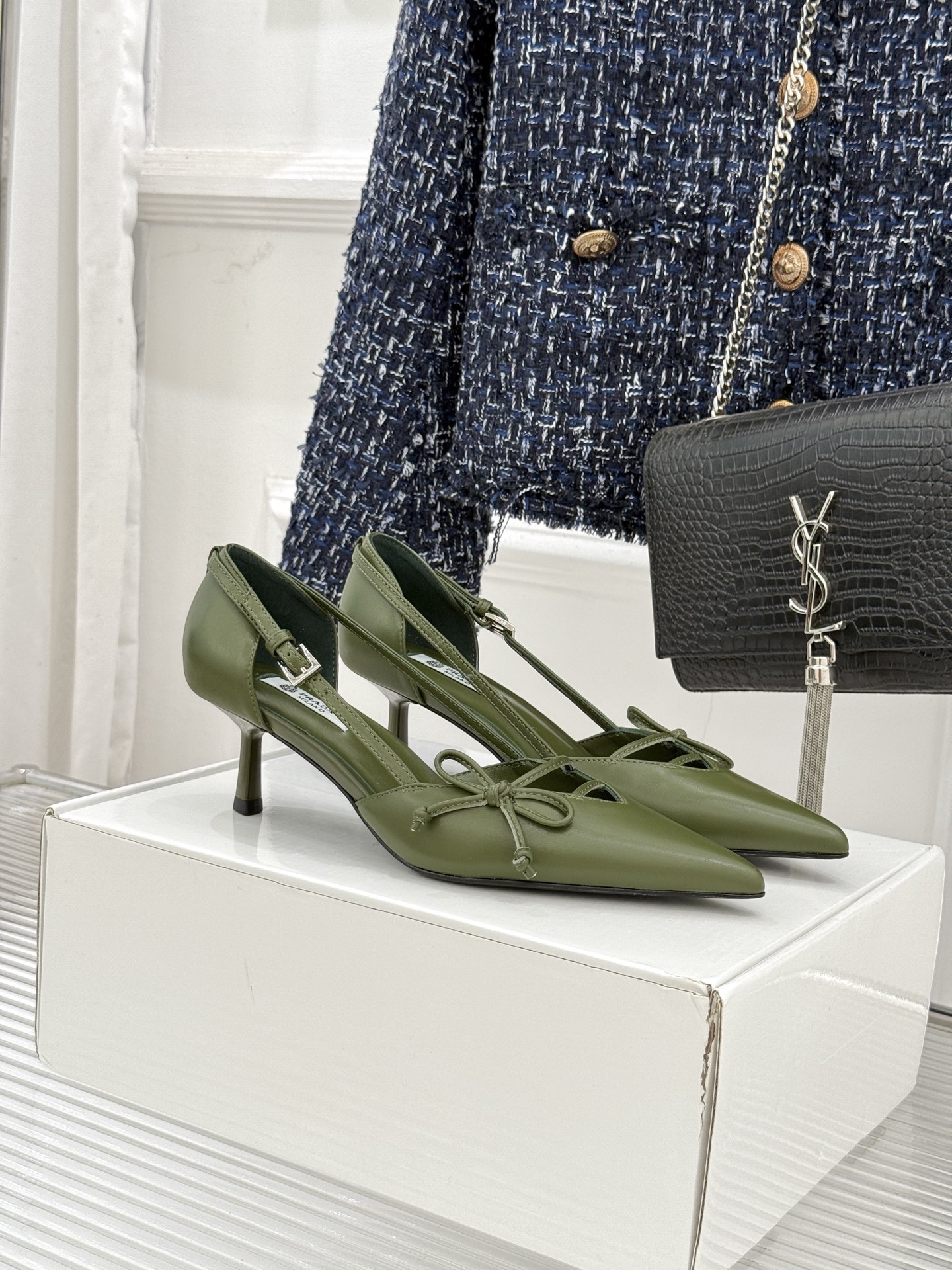 NO:707214,(Add 10 if you need an airplane box) Prada/Prada 26WF early spring new product pointed toe hollow sandals and high heels. When the bright orange show sunlight penetrates the steel window, this pair of catwalk high heels comes out of the light. It deconstructs the established definition of elegance with a 'constructed body'. The pointed toe design is not only an ingenious idea to lengthen the leg shape. The back strap and bow details find a balance between hardness and softness. It breaks away from the inertial perception of 'comfort is luxury' but uses the skin-friendly texture of sheepskin lining.  Realize the dual freedom of mind and body. From commuting suits to dinner dresses, it seamlessly adapts to multiple scenes, allowing women to switch between competence and femininity. Every time you step on the foot, the whisper of the metal logo and the ground is the resonance of pioneering design and daily functions. It is also the undefined confidence and edge of contemporary women. The fabric is made of original customized lambskin, and the lining of the toes is made of sheepskin. The genuine leather outsole imported from Italy  size35-39 (customized 40/41), high heels, prada, prada, sandals, high heels, skirts, business suit, sheepskin, Leather soles19860909（要飞机盒加10） Prada/普拉达26WF早春新品尖头 中空凉鞋高跟鞋 当亮橙色秀场的阳光穿透钢窗 这双走秀高跟鞋踏光而来 以“构筑之躯” 解构优雅的既定定义 尖头设计不止是拉长腿型的巧思 后饰带与蝴蝶结细节在刚柔之间找到平衡. 它挣脱了“舒适即奢侈”的惯性认知 却以羊皮内里的亲肤质感 实现心灵与身体的双重自由. 从通勤西装到晚宴礼裙 它无缝适配多元场景 让女性在干练与柔美中自主切换. 每一次落脚都是金属徽标与地面的轻语 是先锋设计与日常功能的共鸣 更是当代女性不被定义的底气与锋芒. 面料采用原版定制小羊皮 内里踮脚均为羊皮 意大利进口真皮大底 size35-39（40/41定制）,高跟鞋单鞋,prada,prada,sandals,high heels,skirts,business suit,sheepskin,Leather soles,Women's Shoes