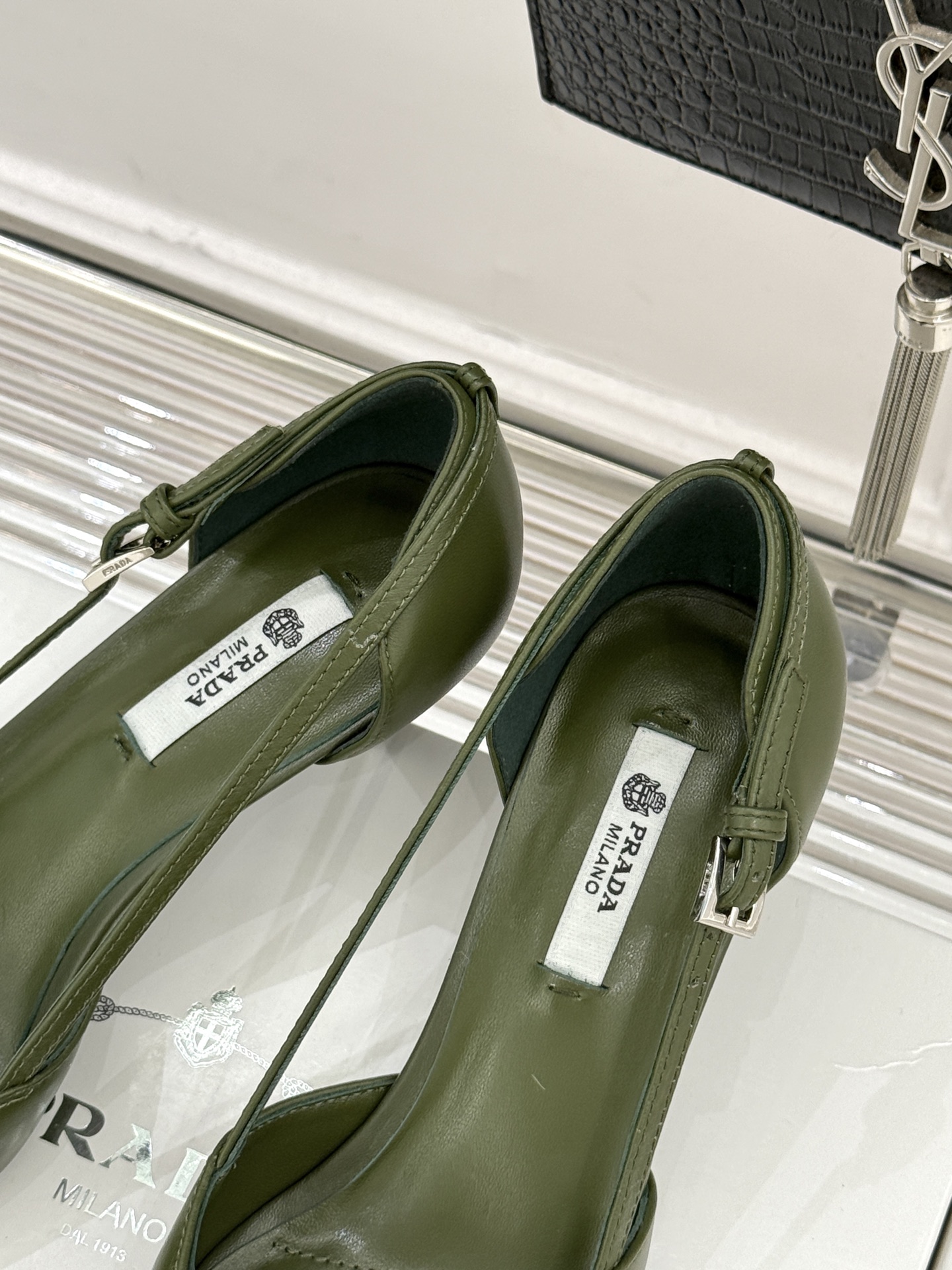 （要飞机盒加10）Prada/普拉达26WF早春新品尖头中空凉鞋高跟鞋当亮橙色秀场的阳光穿透钢窗这双走秀