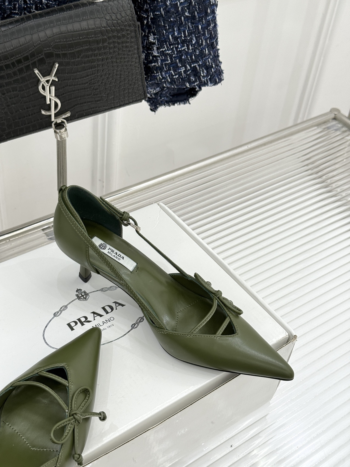 （要飞机盒加10）Prada/普拉达26WF早春新品尖头中空凉鞋高跟鞋当亮橙色秀场的阳光穿透钢窗这双走秀