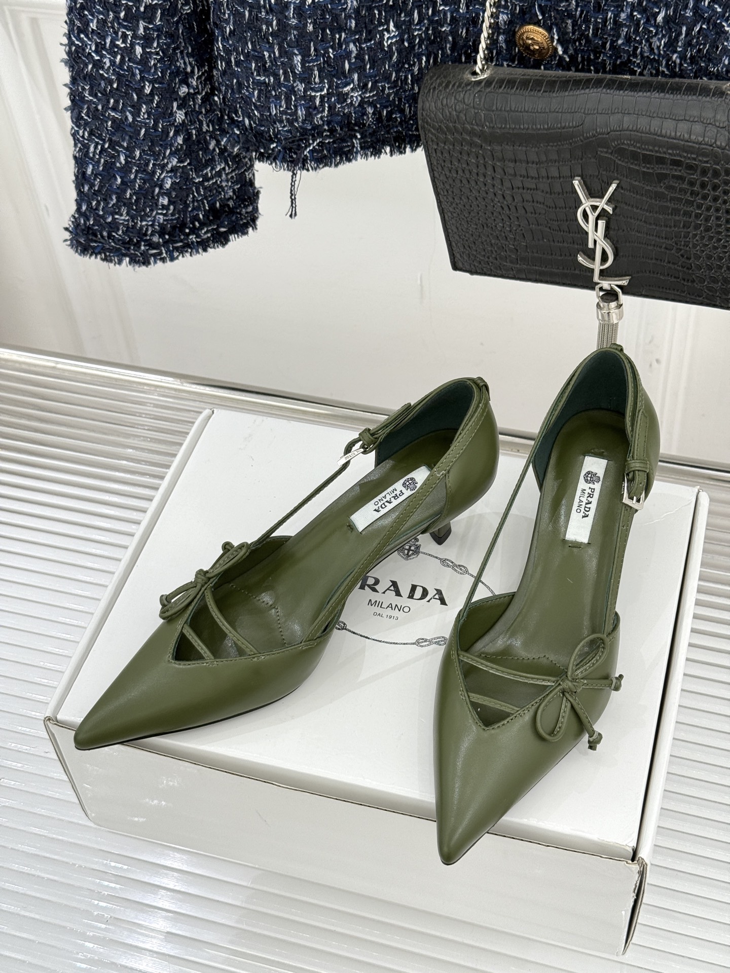 （要飞机盒加10）Prada/普拉达26WF早春新品尖头中空凉鞋高跟鞋当亮橙色秀场的阳光穿透钢窗这双走秀