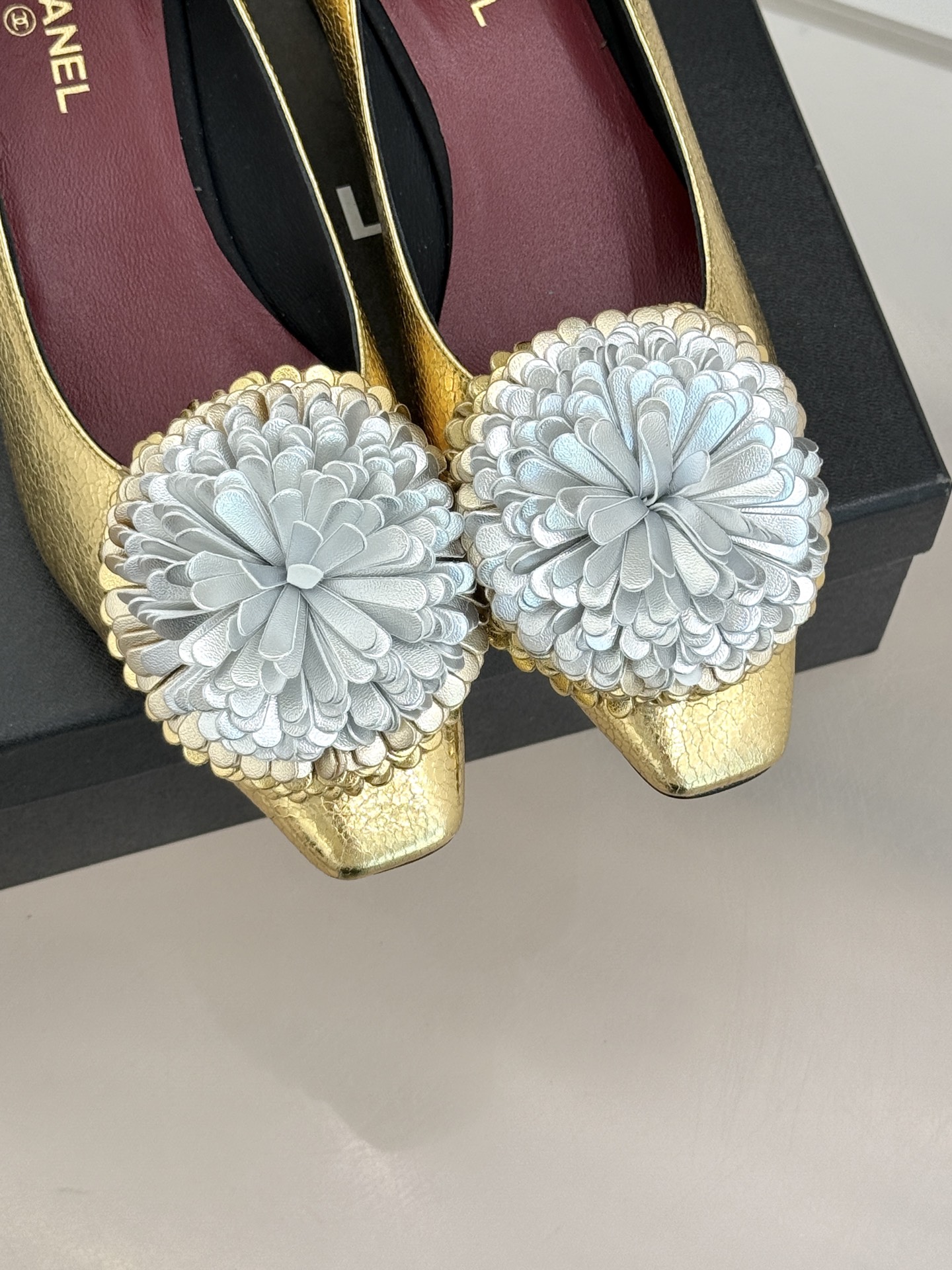 （⚠️我家花朵是真皮）CHANE*｜小香26X圣诞限定系列金银双生花朵高跟鞋粗跟单鞋当圣诞的铃音撞碎冬日
