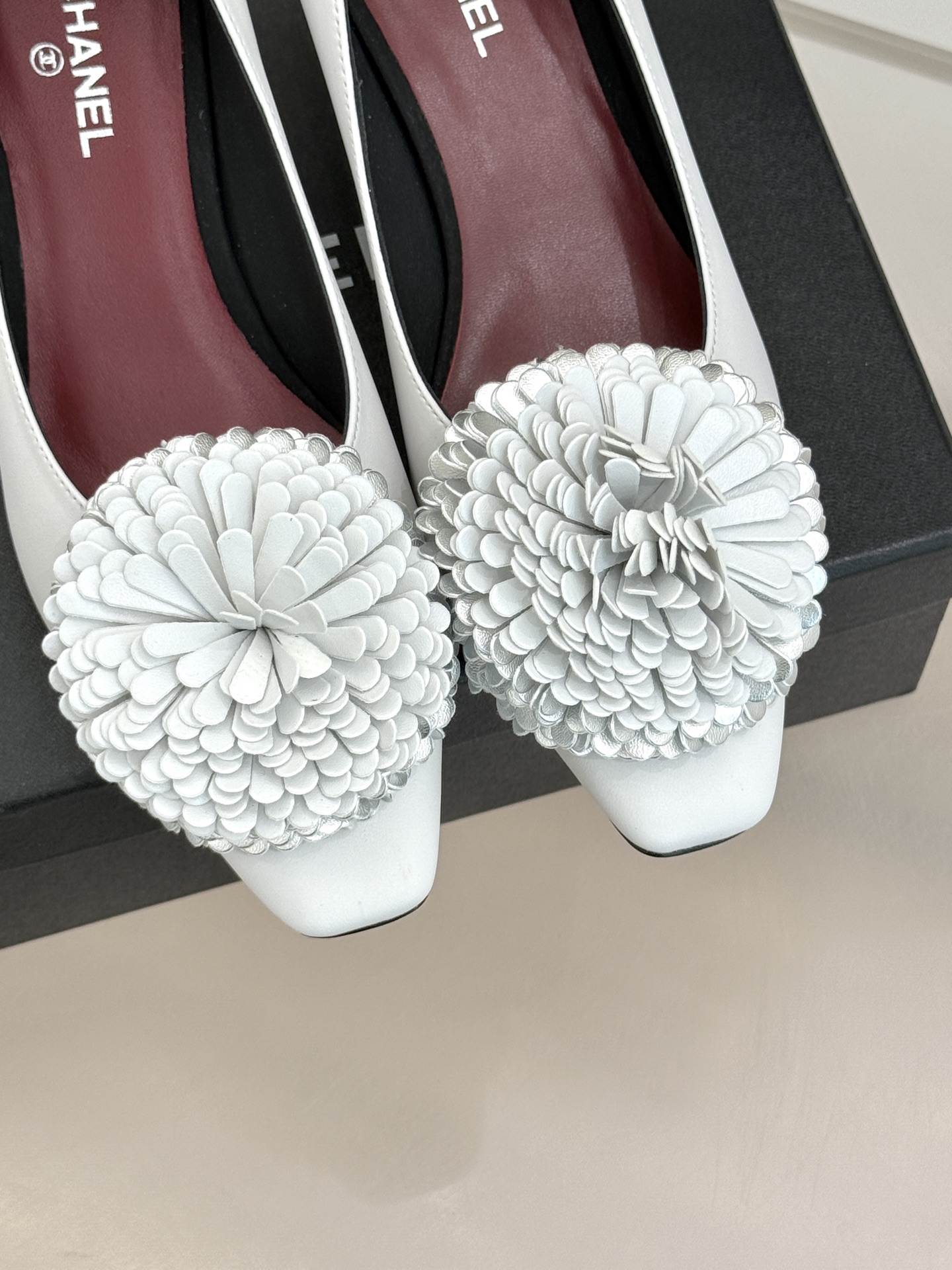 （⚠️我家花朵是真皮）CHANE*｜小香26X圣诞限定系列金银双生花朵高跟鞋粗跟单鞋当圣诞的铃音撞碎冬日