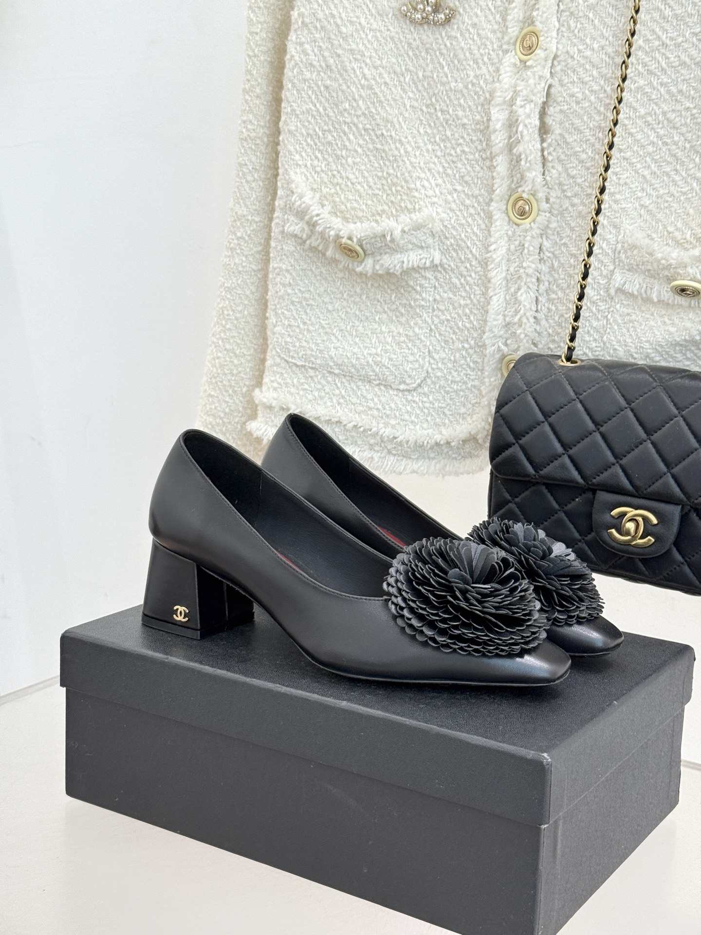 NO:705676,(The flowers in my house are real leather) CHANE*｜Xiaoxiang 26X Christmas limited series gold and silver twin flower high-heeled shoes with thick heels When the Christmas bells shatter the winter moonlight, this series makes a romantic debut with gold and silver twin flowers. The flower ornaments adopt double-layer three-dimensional technology, and the edges of the petals are neatly and delicately routed. The ingenuity of the haute couture workshop is combined with the brilliance of the festival, making the pointe the most dazzling scenery in autumn and winter.  The classic shoe shape collides with eye-catching large flower ornaments. The gold is noble and public, and the silver is cool and bright. A pair carries Chanel's century-old elegance gene. A pair unlocks the romance of the Christmas season. It is not only a luxurious and elegant collection in the shoe cabinet, but also the finishing touch to brighten the winter look. It makes every step bring its own Christmas gilding and French style. The fabric is made of original customized lambskin, and the lining of the toes is made of silk sheepskin. The genuine leather outsole imported from Italy  size35-39 (customized 34/40/41/42), high heels, chanel, chanel, high heels, sheepskin, Leather soles19860909（我家花朵是真皮） CHANE*｜小香26X圣诞限定系列金银 双生花朵高跟鞋粗跟单鞋 当圣诞的铃音撞碎冬日月光 这个系列携金银双生花朵浪漫登场 花朵饰件采用双层立体工艺 花瓣边缘走线工整细腻 将高定工坊的匠心与节日的璀璨相融 让足尖成为秋冬最耀眼的风景. 经典鞋型碰撞夺目大花朵饰件 金色贵气张扬 银色清冷璀璨 一双承载香奈儿百年优雅基因 一双解锁圣诞季限定浪漫 既是鞋柜里的奢雅藏品 更是点亮冬日造型的点睛之笔 让每一步都自带圣诞鎏光与法式风情. 面料采用原版定制小羊皮 内里踮脚均为丝绸羊皮 意大利进口真皮大底 size35-39（34/40/41/42定制）,高跟鞋单鞋,chanel,chanel,high heels,sheepskin,Leather soles,Women's Shoes