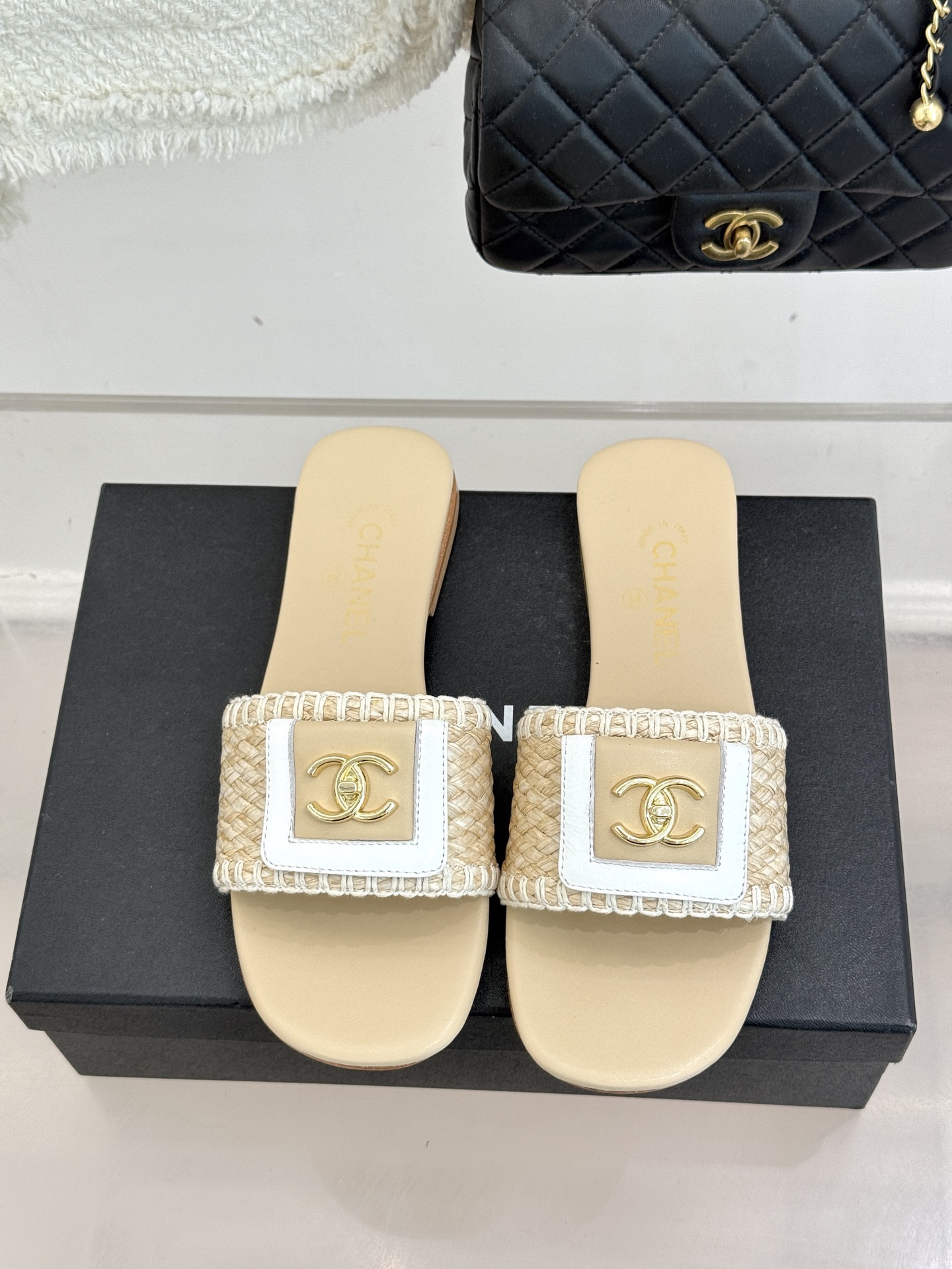 CHANE*｜小香经典编织双C翻盖拖鞋以手工编织美学诠释不费力的高级感。精选新疆长绒棉绳纯手工交织鞋面标