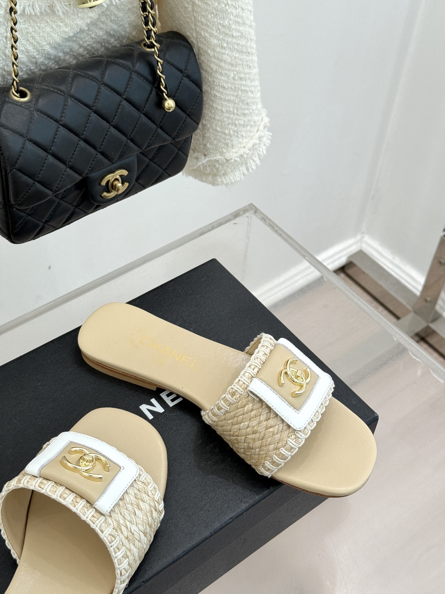 CHANE*｜小香经典编织双C翻盖拖鞋以手工编织美学诠释不费力的高级感。精选新疆长绒棉绳纯手工交织鞋面标