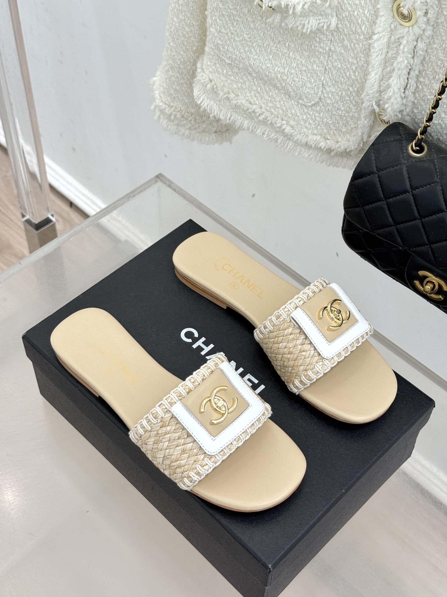 CHANE*｜小香经典编织双C翻盖拖鞋以手工编织美学诠释不费力的高级感。精选新疆长绒棉绳纯手工交织鞋面标