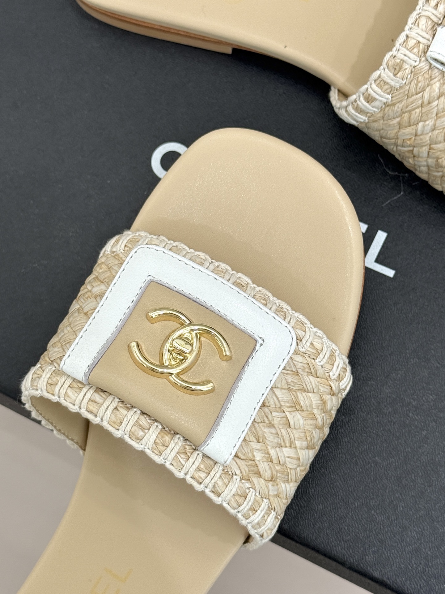 CHANE*｜小香经典编织双C翻盖拖鞋以手工编织美学诠释不费力的高级感。精选新疆长绒棉绳纯手工交织鞋面标