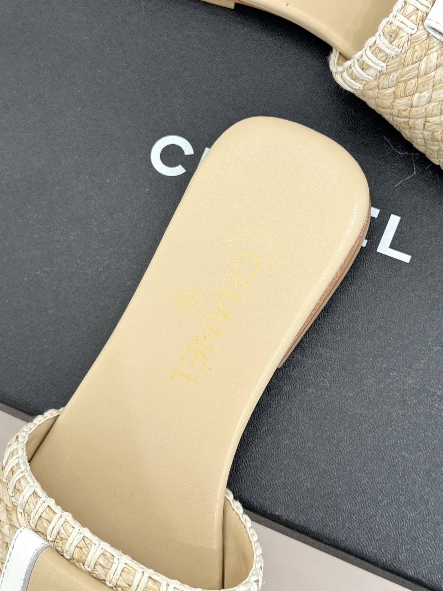 CHANE*｜小香经典编织双C翻盖拖鞋以手工编织美学诠释不费力的高级感。精选新疆长绒棉绳纯手工交织鞋面标