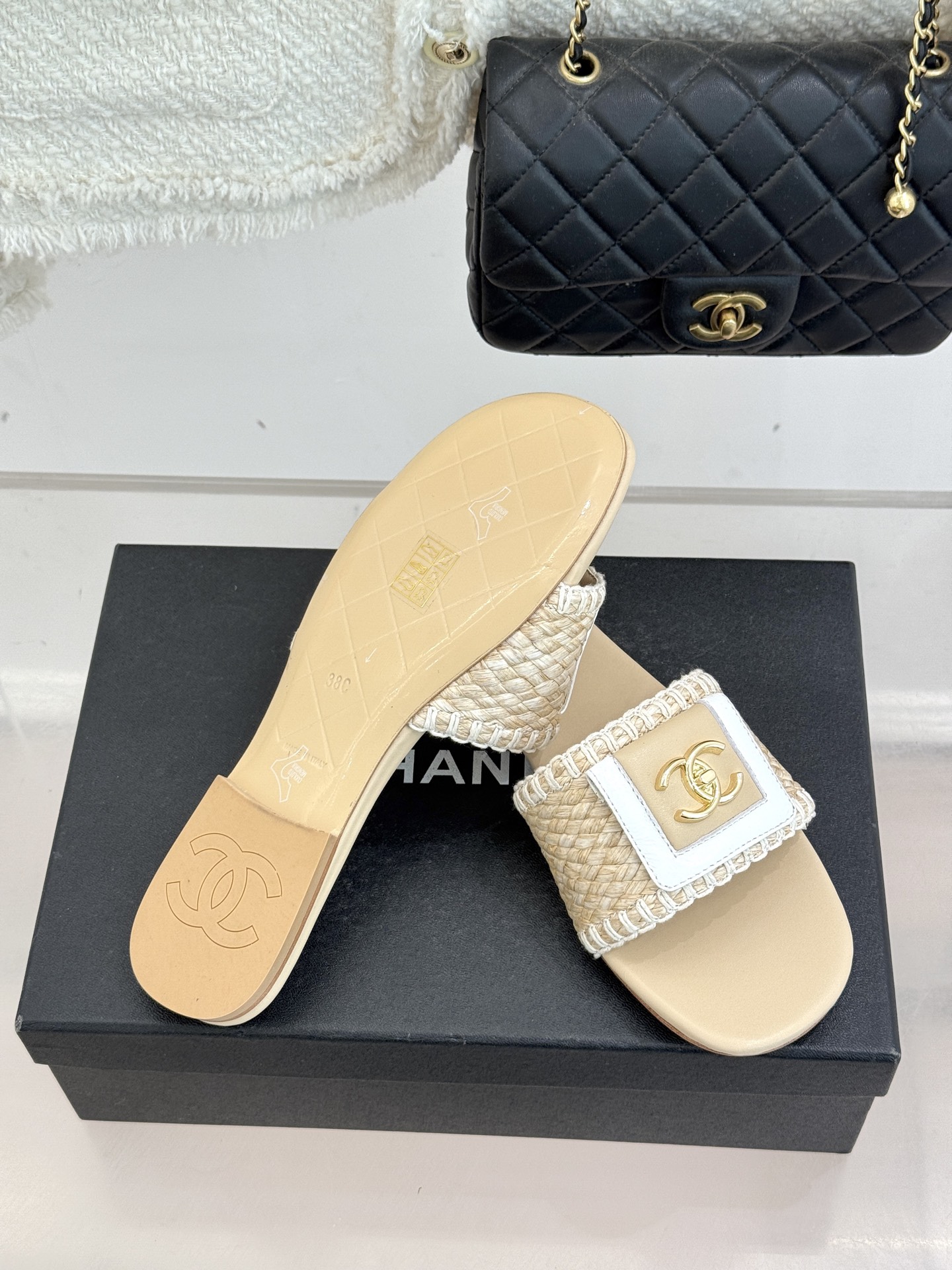 CHANE*｜小香经典编织双C翻盖拖鞋以手工编织美学诠释不费力的高级感。精选新疆长绒棉绳纯手工交织鞋面标