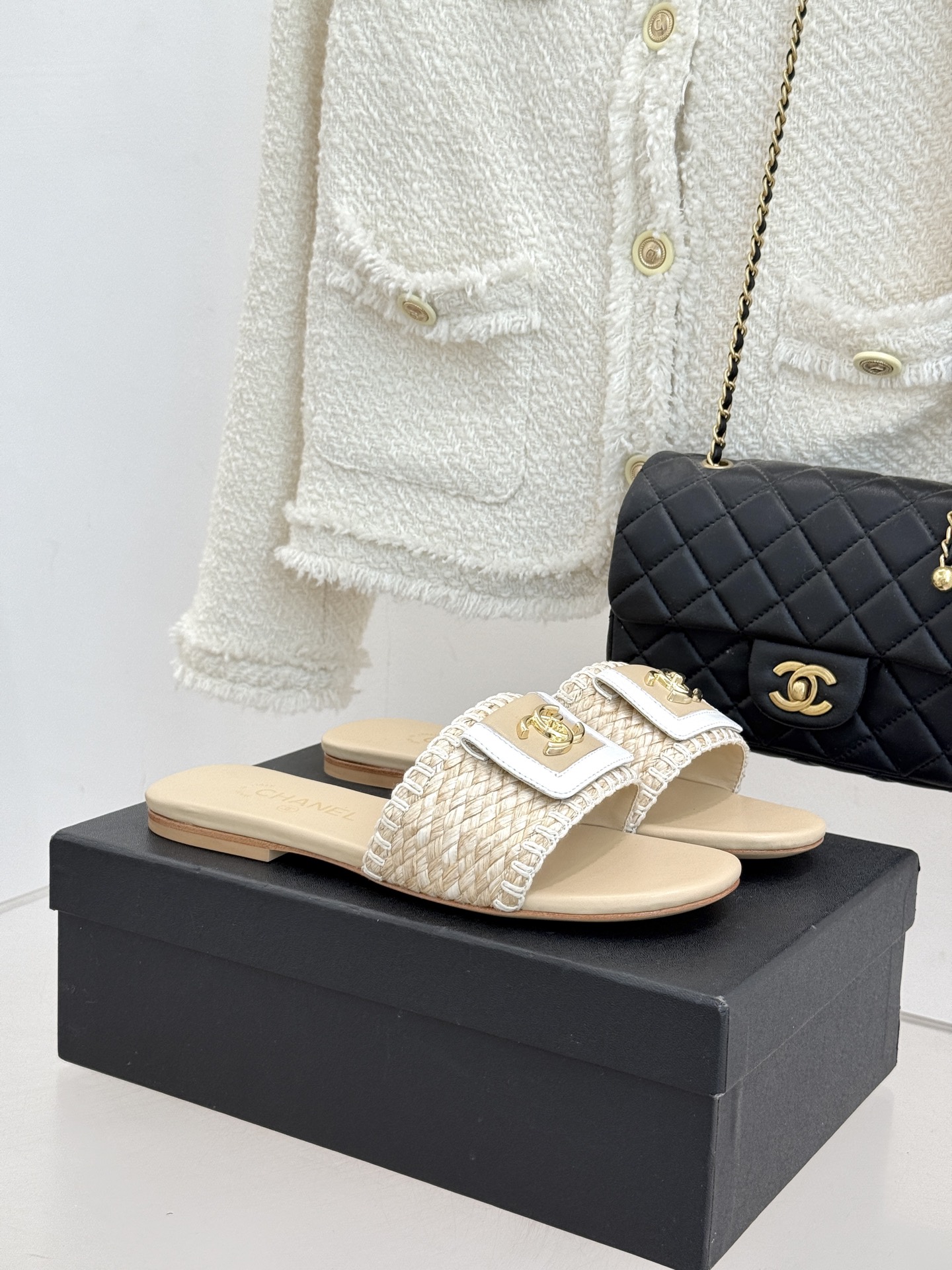 CHANE*｜小香经典编织双C翻盖拖鞋以手工编织美学诠释不费力的高级感。精选新疆长绒棉绳纯手工交织鞋面标