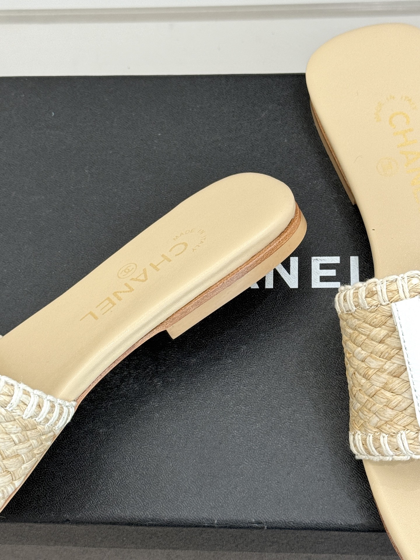 CHANE*｜小香经典编织双C翻盖拖鞋以手工编织美学诠释不费力的高级感。精选新疆长绒棉绳纯手工交织鞋面标