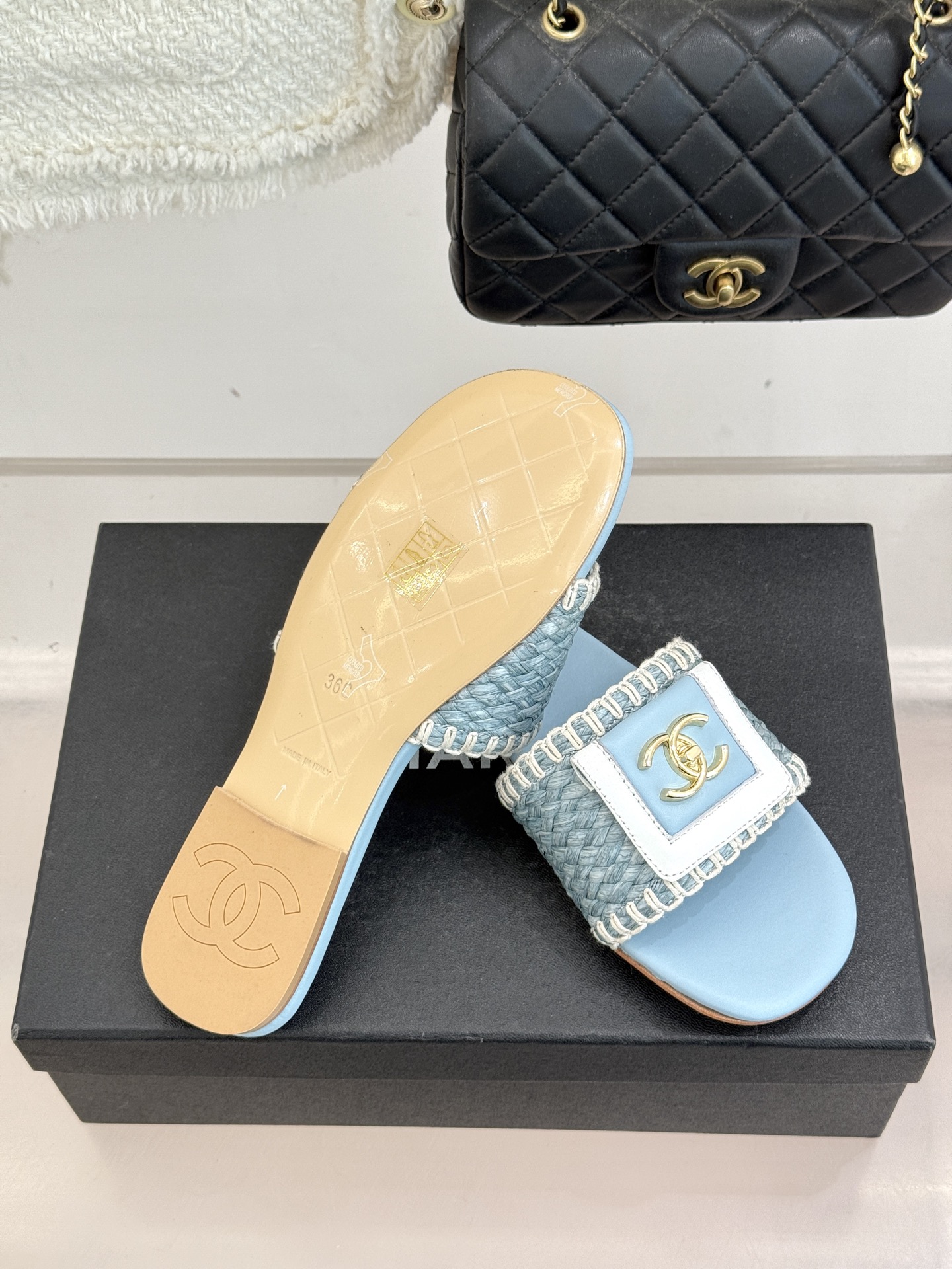 CHANE*｜小香经典编织双C翻盖拖鞋以手工编织美学诠释不费力的高级感。精选新疆长绒棉绳纯手工交织鞋面标